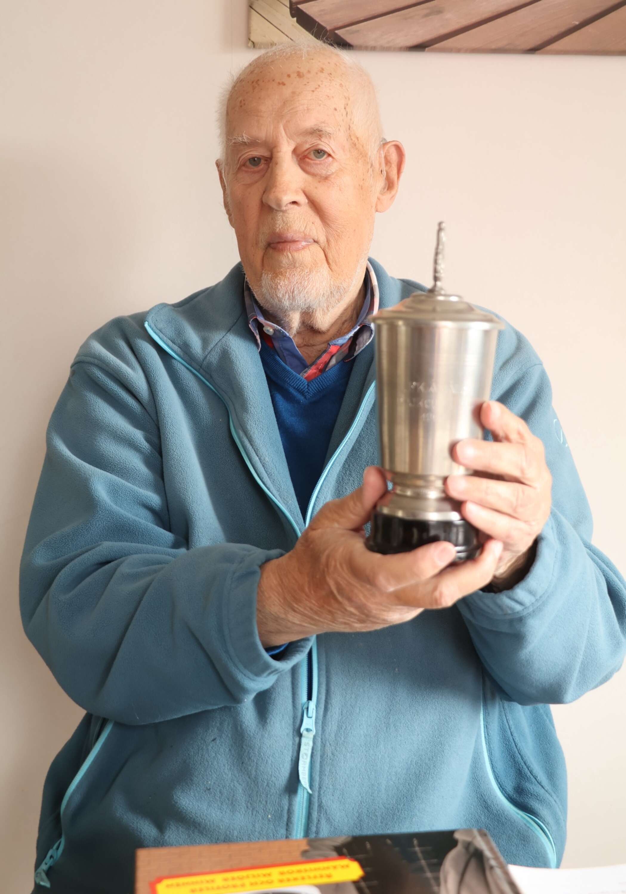 Nils Josefsson var lagledare för Bengtsfors bordtennisklubb som 1960 blev Dalslandsmästare. Här visar Nils upp vinstpokalen.