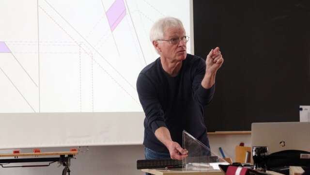 Will Beemer fäller upp en plexiglasmodell av en takdel.