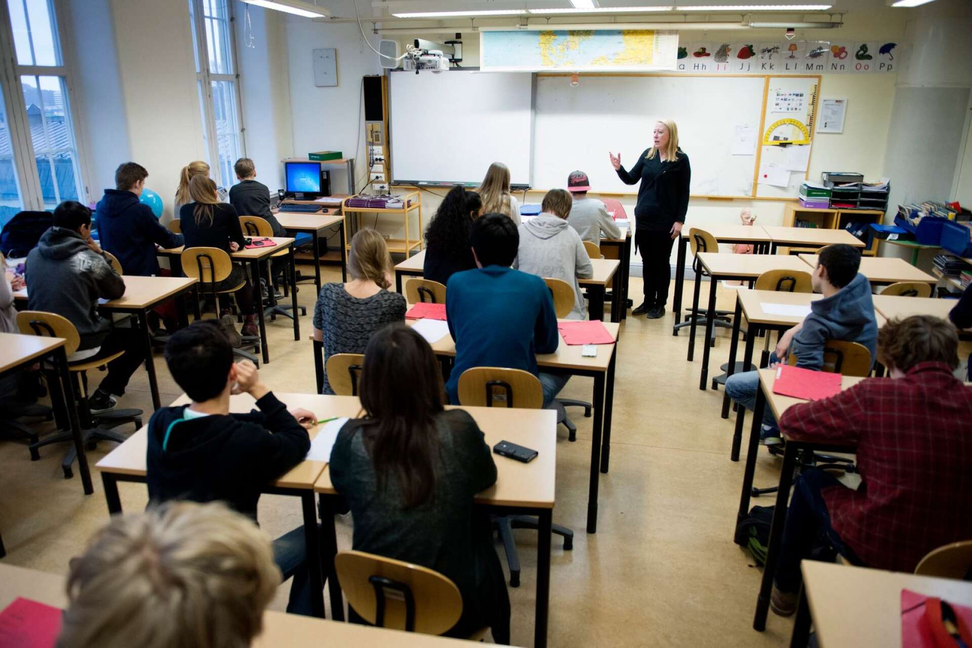 Ska skolor behålla kompetens och behöriga lärare förutsätter det en bra arbetsmiljö, skriver Anton Sjöstedt och Roger Haddad.