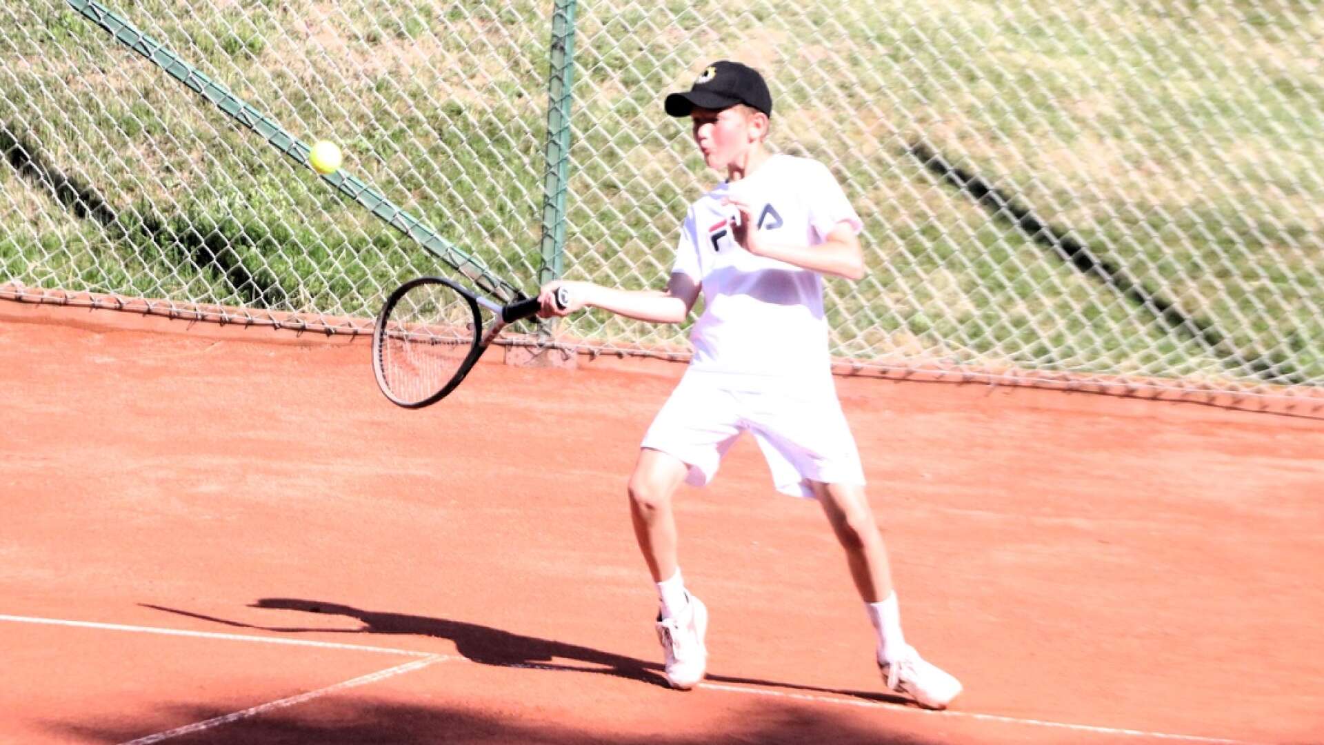 Åmåls TK:s Oscar Hultgren spelade öppningsmatchen på Åmåls tennisvecka i 12-årsklassen.