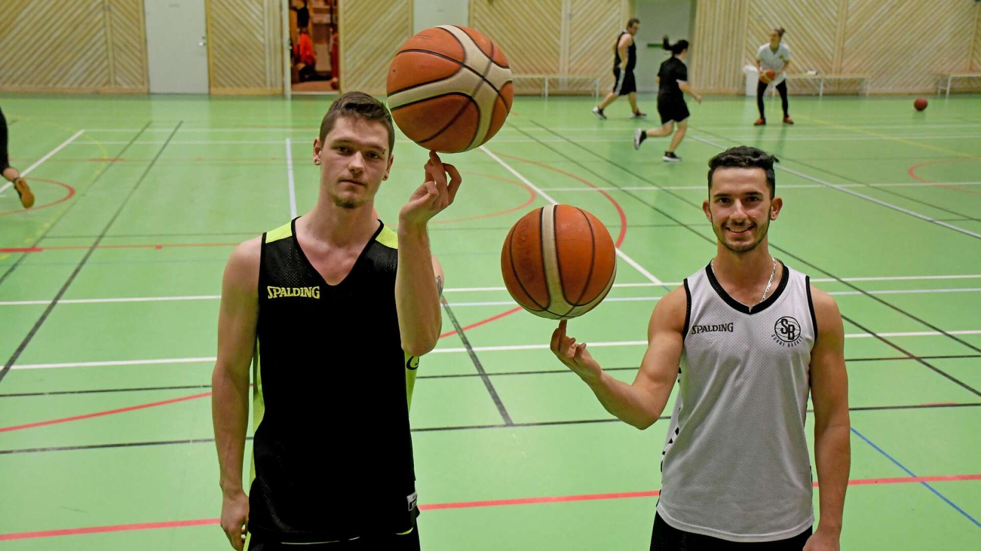 Raimonds Pausa (vänster) och Omran Alhowari är två av spelarna som ska göra det för Sunne Basket den här säsongen.