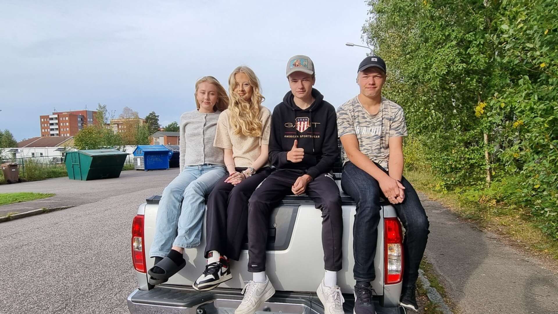 Elsa Granhagen, Wilma Boholm, Theo Pettersson och Samuel Jansson på flaket till Elsas A-traktor.