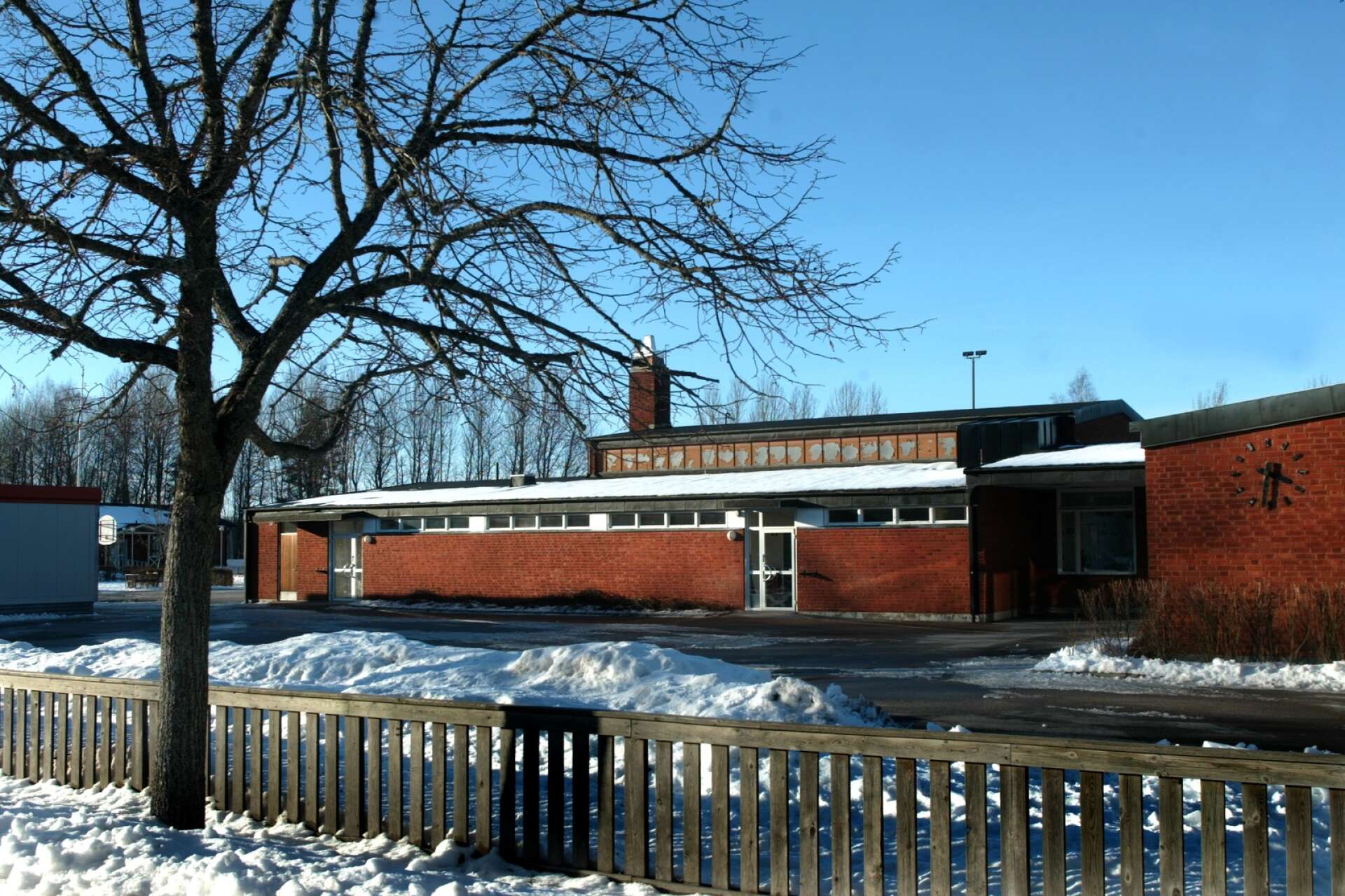 Personal och barn vid förskoleavdelningarna på Kvarnstenens skola får vistas i sina gamla lokaler ett tag till.