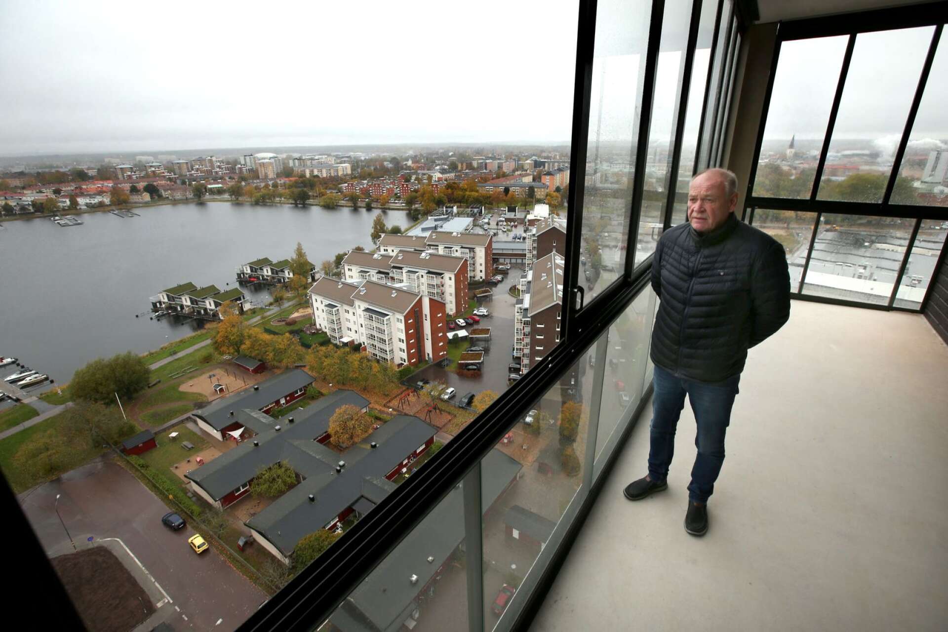Utsikten från det översta planet i det nya 17-våningshuset på Orrholmen i Karlstad är storslagen med vyer över hela stan och ut över Vänern, konstaterar Karlstadhus vd Janne Gustafsson.