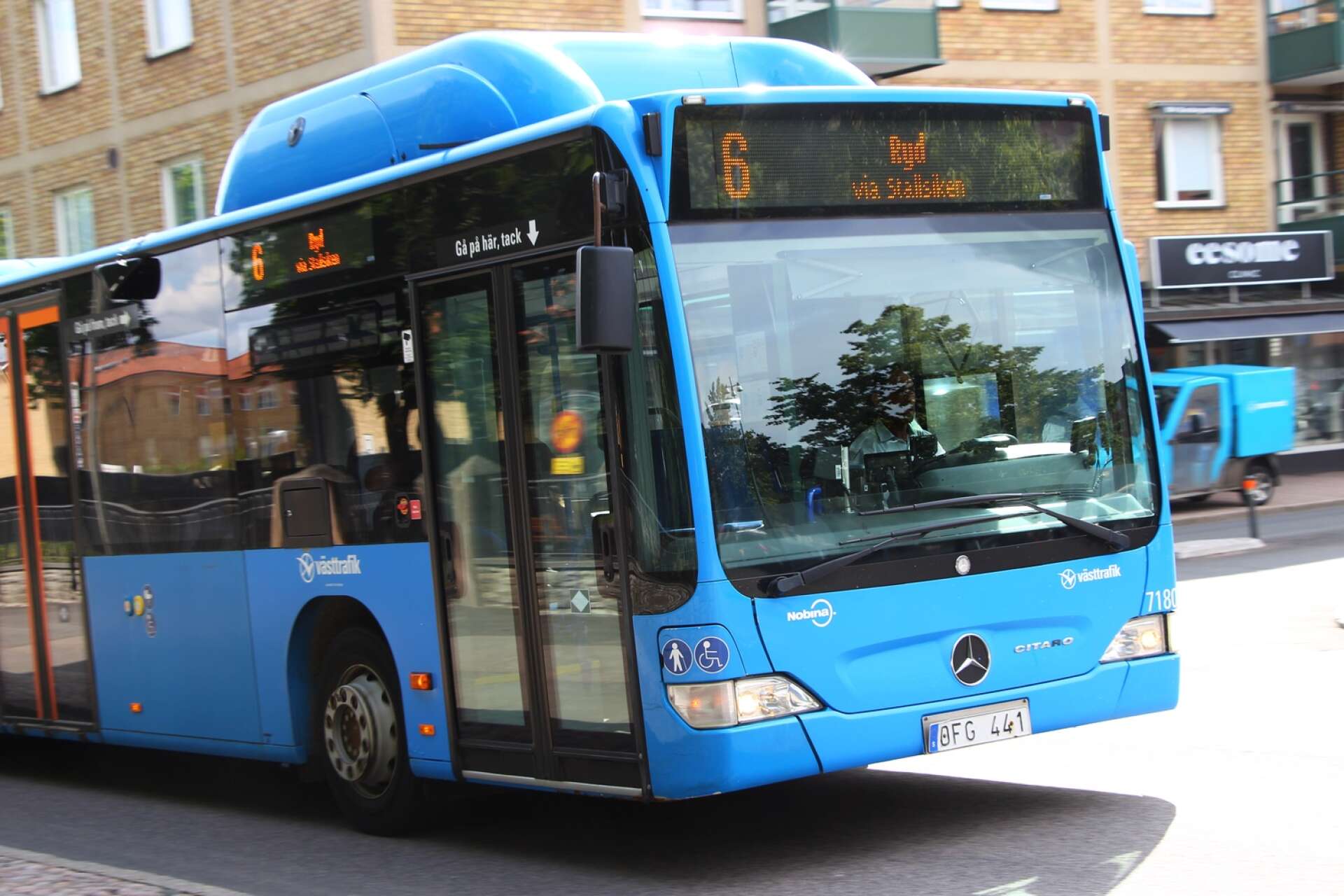 En resenär upprörs över att ha observerat busschaufförer som rattar med en hand. (Genrebild)