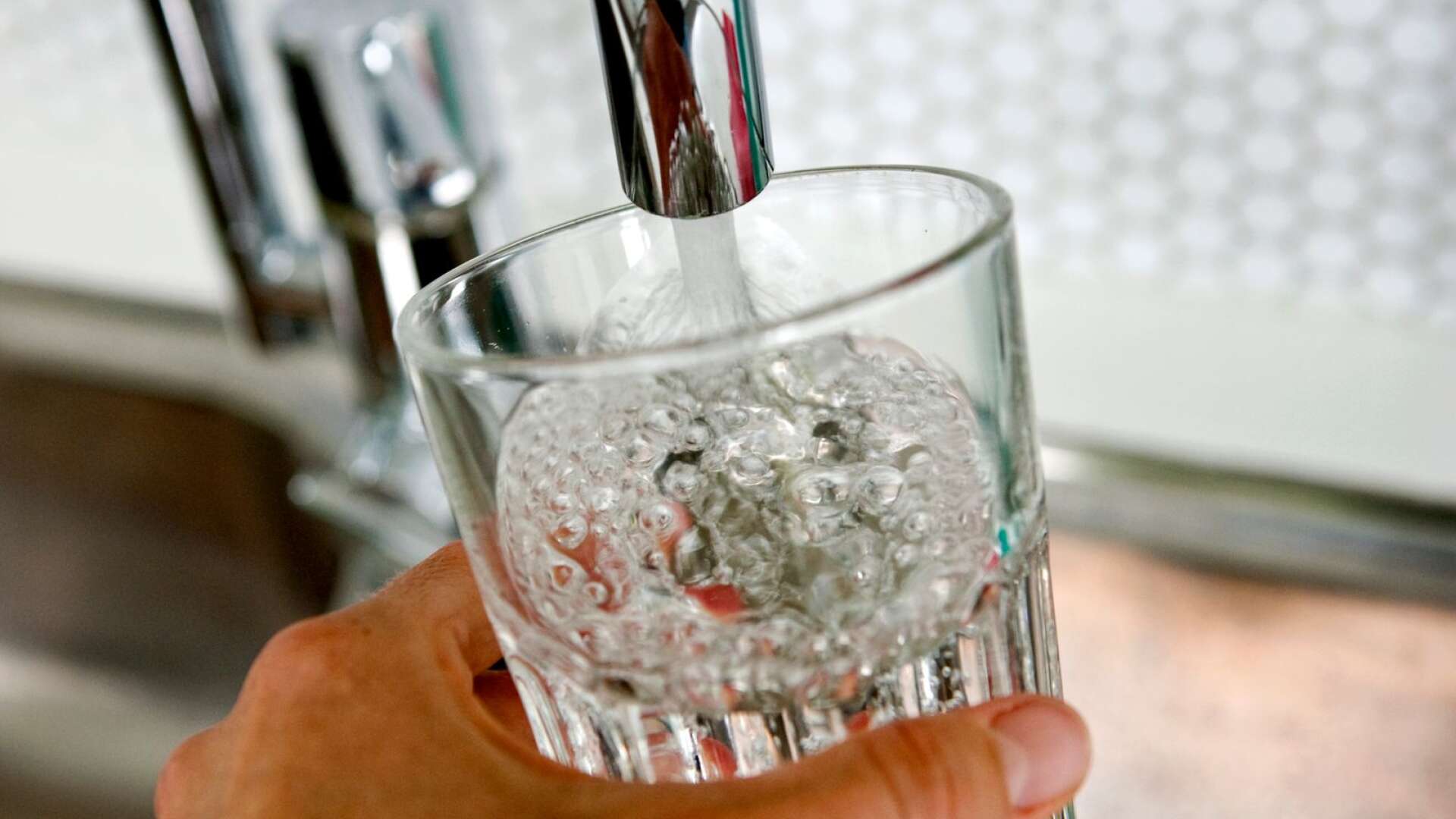 För en typisk villa kan dricksvatten och avlopp bli 221 kronor dyrare per år om förslaget till höjd VA-taxa går genom alla instanser.
