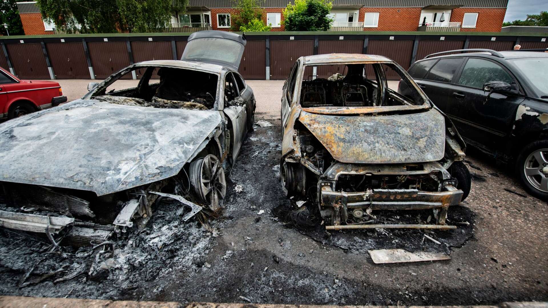 En företagsbil och en bil av sportmodell förstördes helt och hållet under måndagsamorgonen i en kraftig brand.