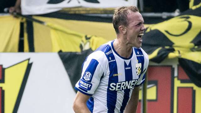 Adam Carlén jublar efter 1–0-målet borta mot Elfsborg.