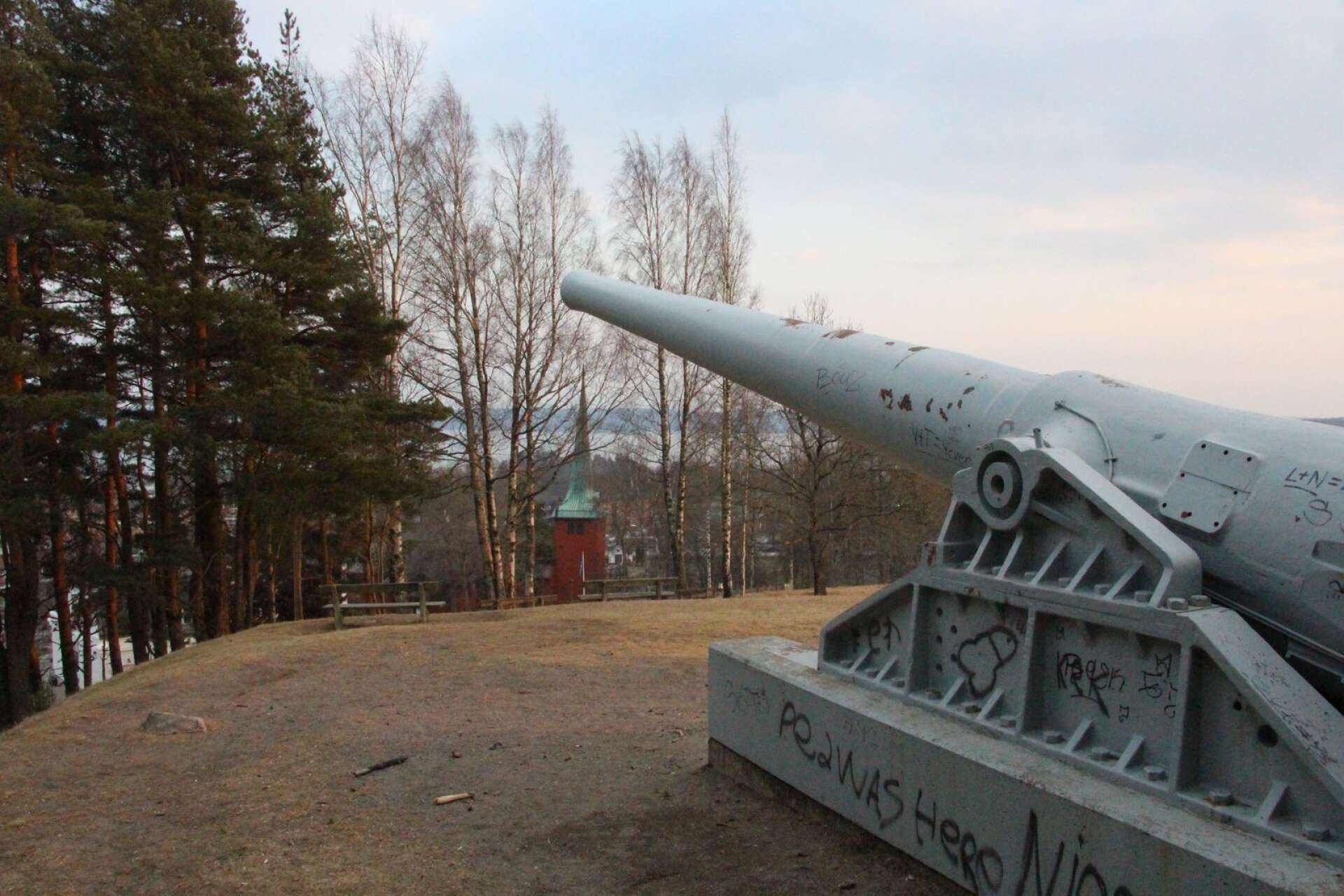 På Rävåskullen i centrala Karlskoga står en stor kanon som tillverkats av Bofors. Den pekar ut över centrum och Karlskoga kyrka som en påminnelse om stadens vapenindustrihistoria. 