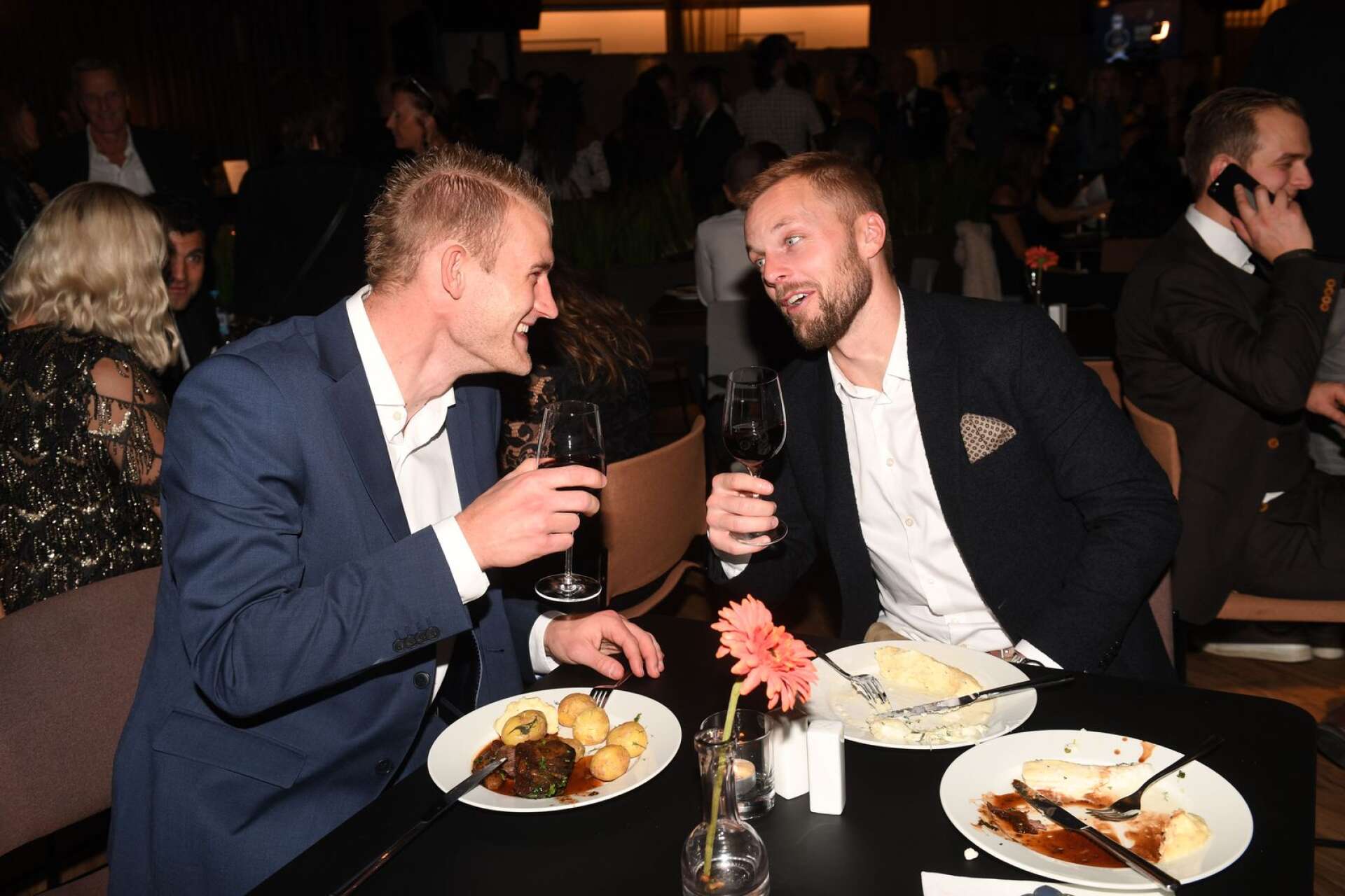 Robin Jansson och Sebastian Larsson på AIK:s guldbankett på Friends. AIK firar att de har blivit svenska mästare i fotboll 2018.
