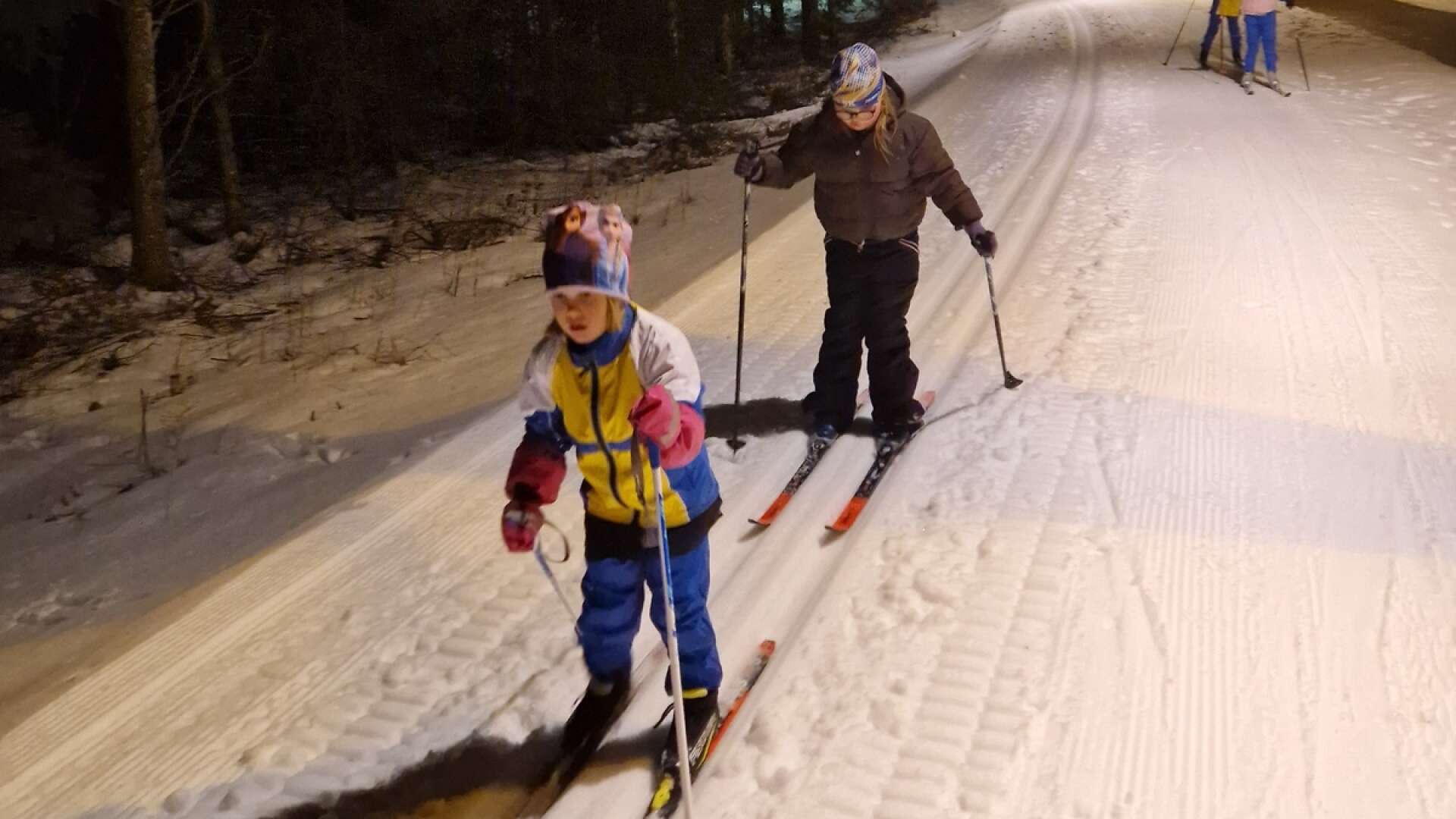 På tisdagskvällarna samlas ett gäng barn vid skidstugan för att åka längdskidor tillsammans.