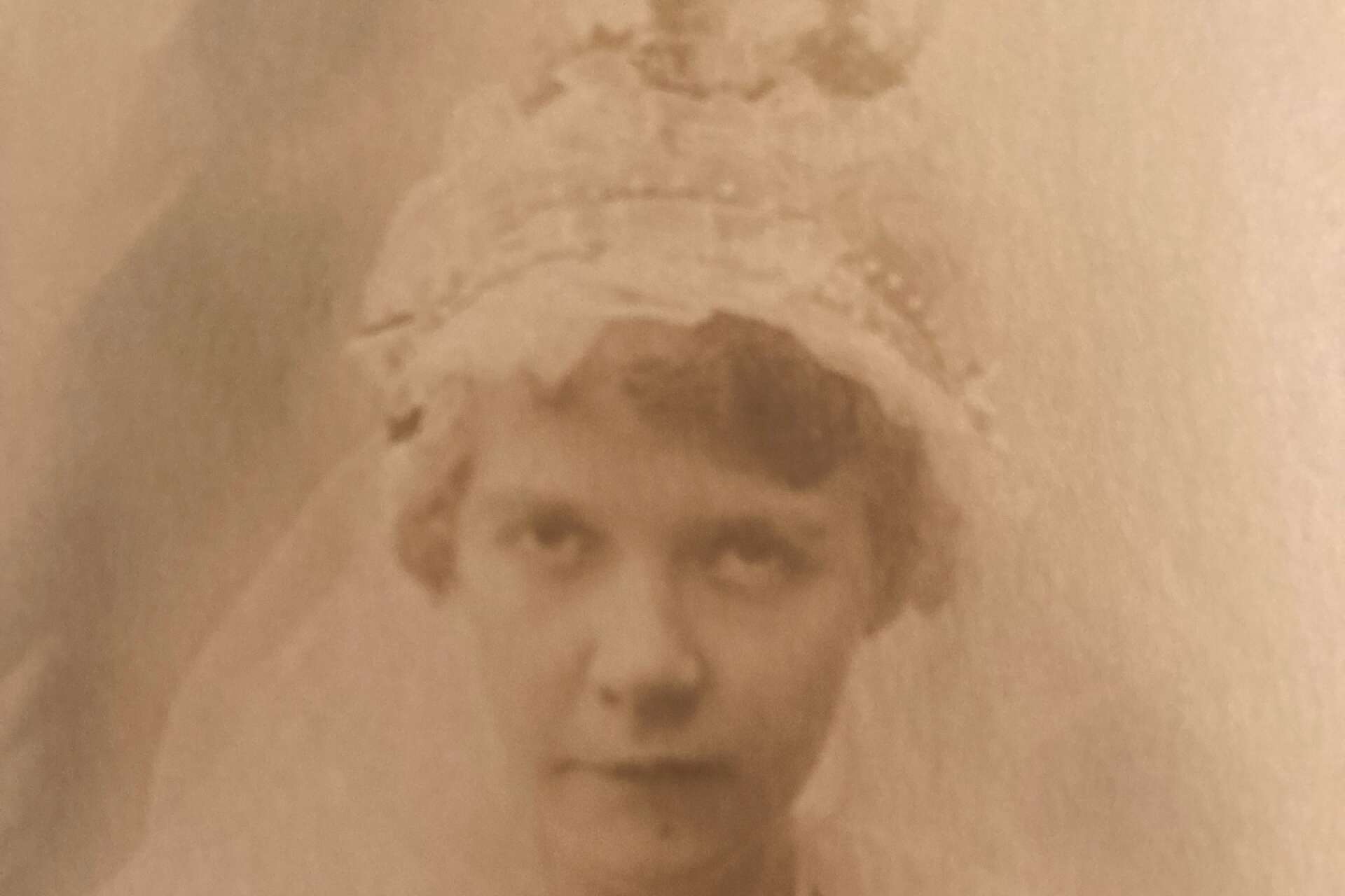 Annikas mormor Ester Nyström föddes 1890 i Berga, Brunskog. Här på bröllopsdagen när hon gifte sig med den två år äldre David Olsson från Gate.
