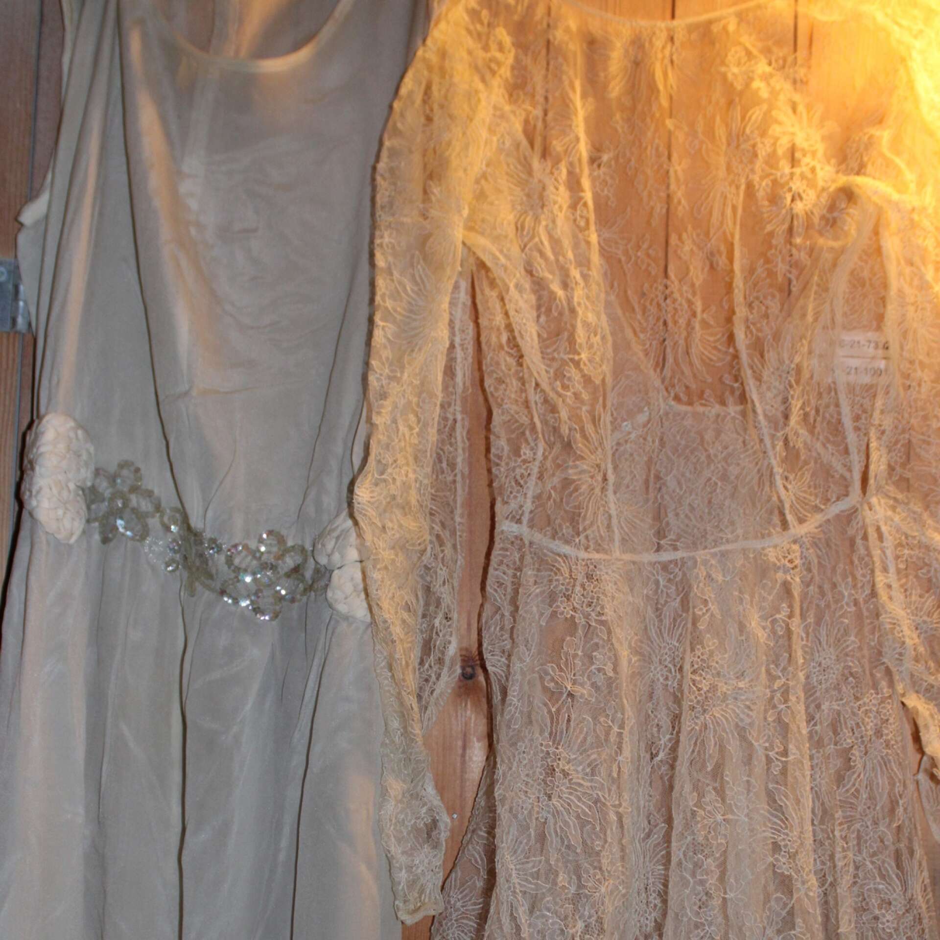 Bröllopsklänningarna som hittades på vinden i fastigheten på Hantverksgatan har hittat till rätt familj.