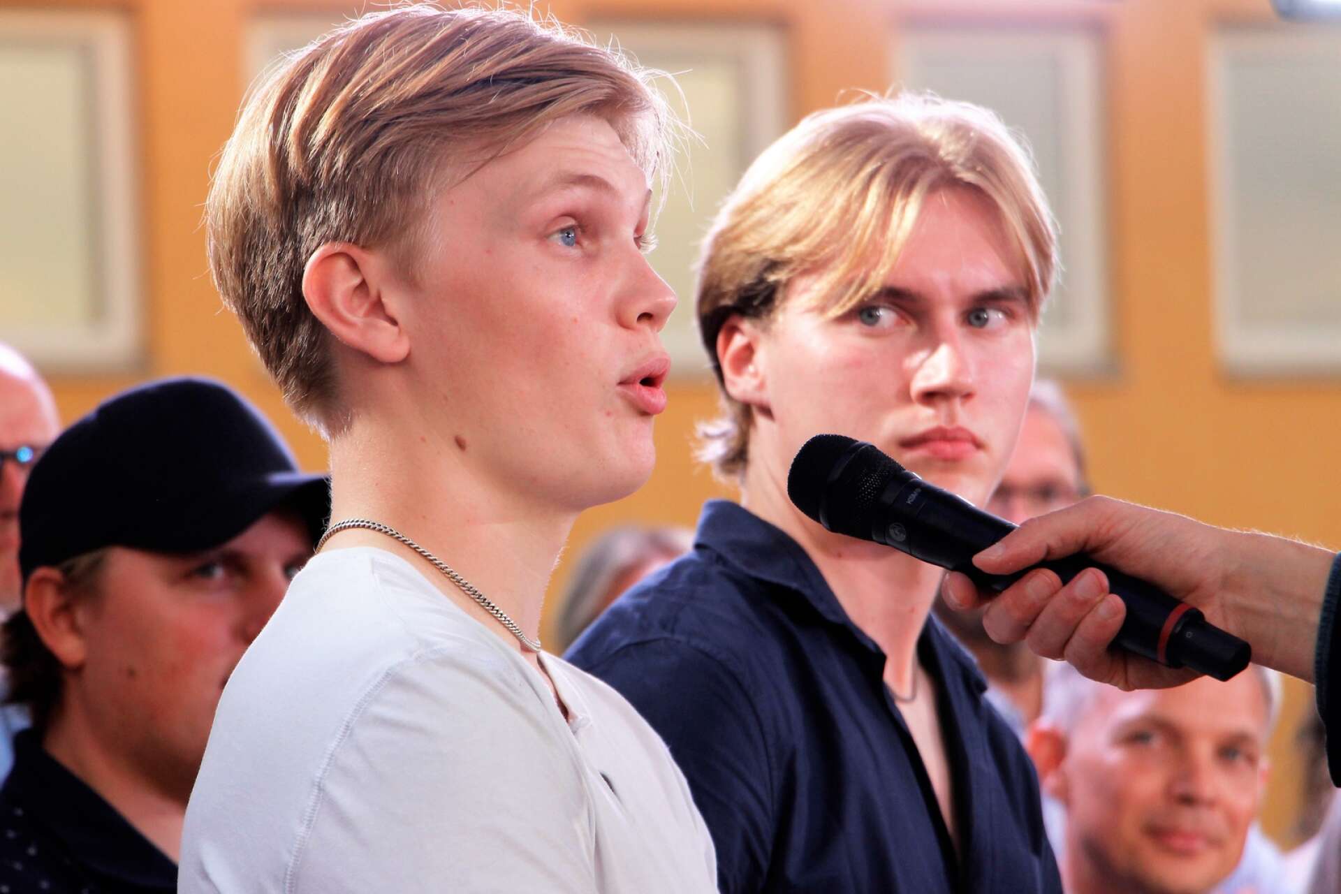 Alfred Sundbom och Kasper Clabbe, två värnpliktiga kompanibefälselever från T2 fanns med under programmet.