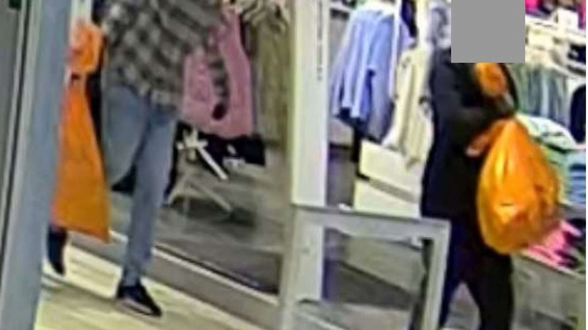 Efter rånet lämnade de två männen butiken med mobiltelefoner och surfplattor till ett värde av en miljon kronor. (Bilden är från en övervakningskamera)