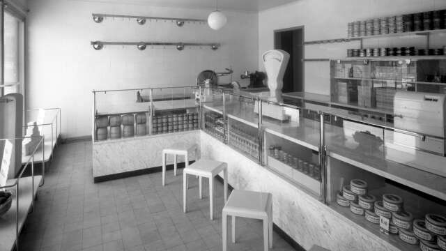 Interiör från en kooperativ butik i Skoghall år 1933.