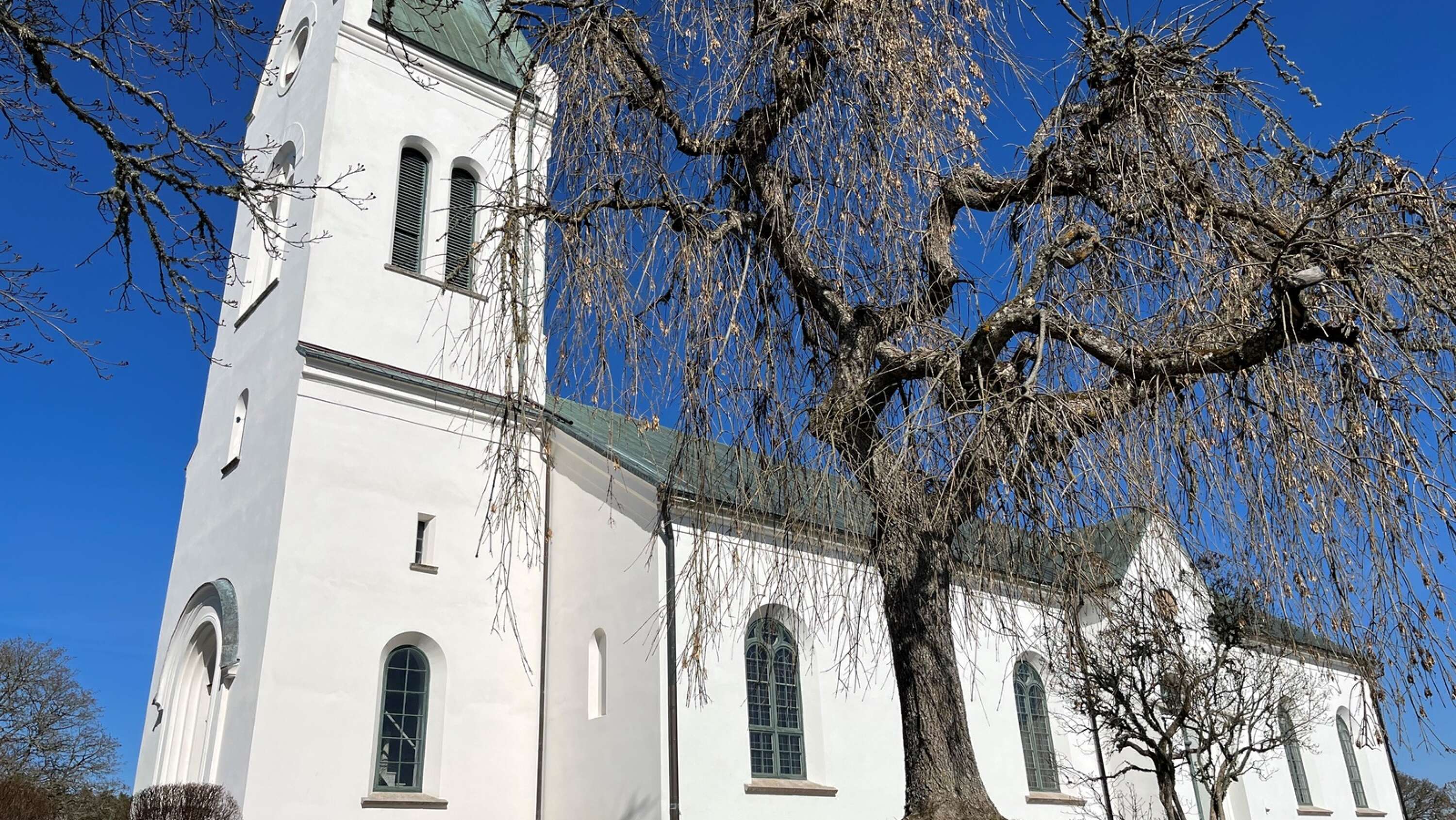 Ullervads kyrka har beviljats 6,8 miljoner kronor i ersättning från staten och stiftet för att byta ut koppartaket under 2023.