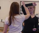 Amanda Hareskog lär ut självförsvar till tjejer. 