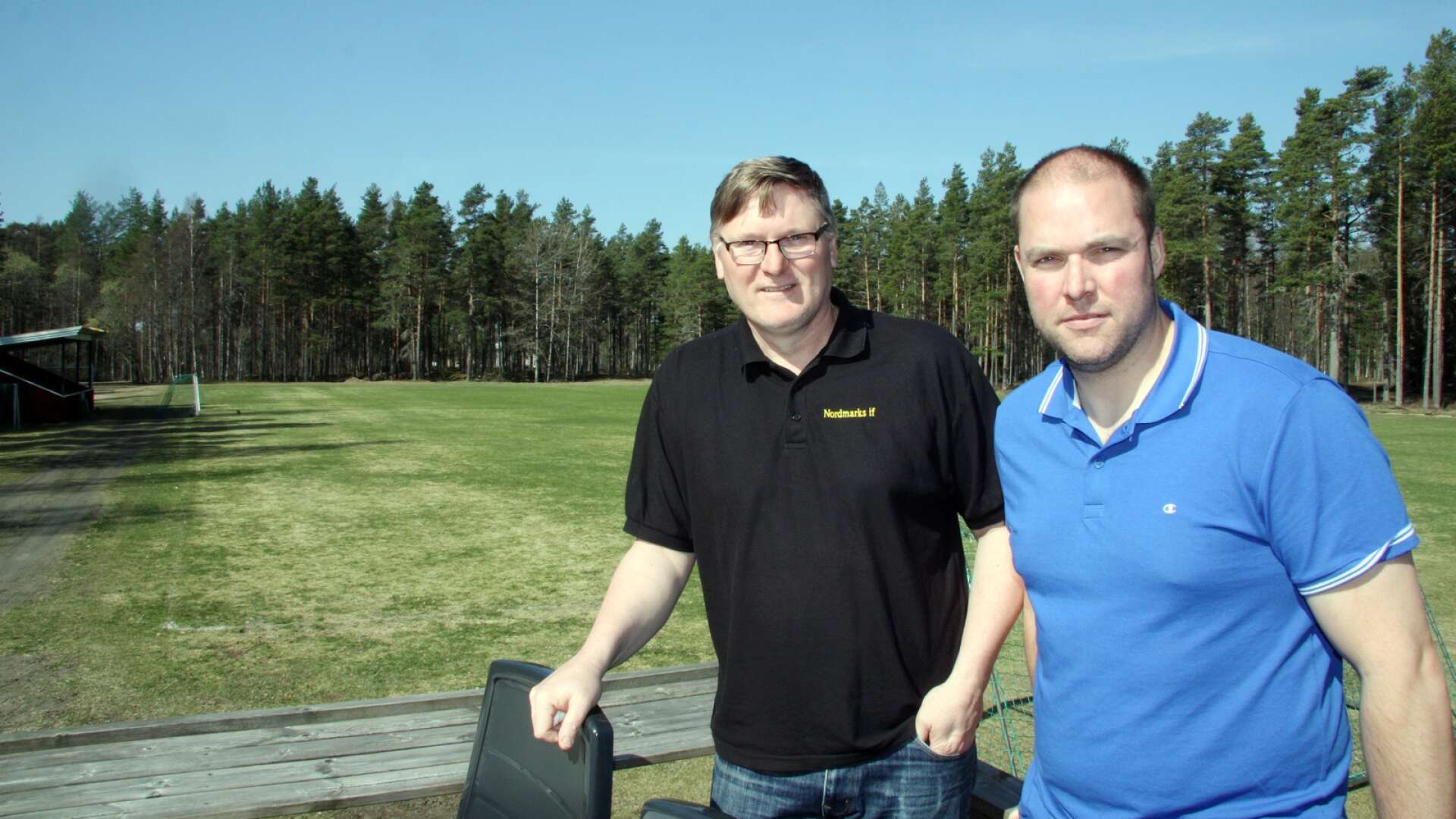 Kenneth Persson (till vänster) och Kristian Hansen är två av Nordmarks IF:s engagerade ledare. På lördag kommer föreningen att hålla Larsmäss igen, ett evenemang på Hedvallen där fotbollen och livemusiken kommer att stå i centrum.
