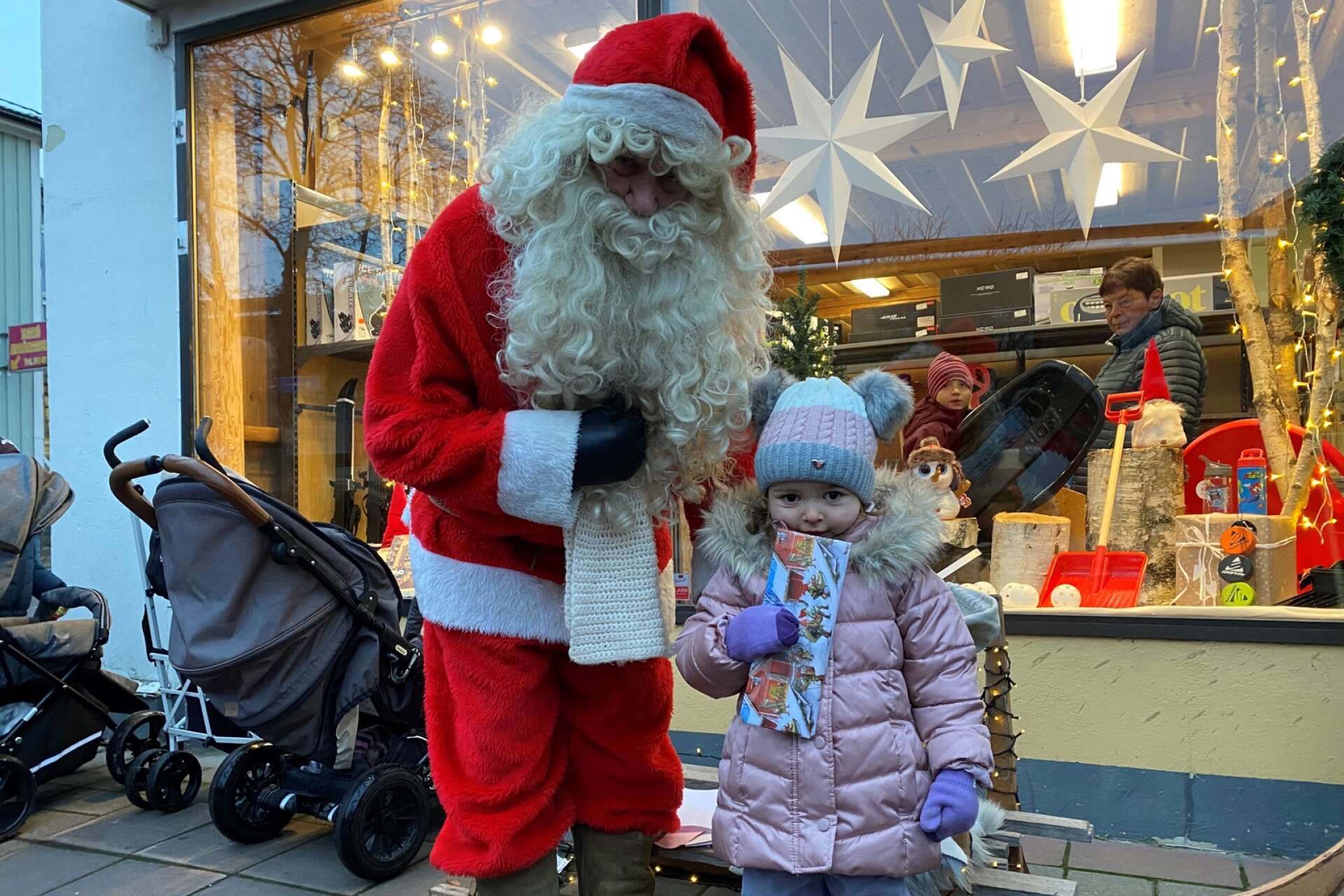 3-åriga Amina Mekic från Hagfors var en av de lyckliga barnen som fick en julklapp av tomten.