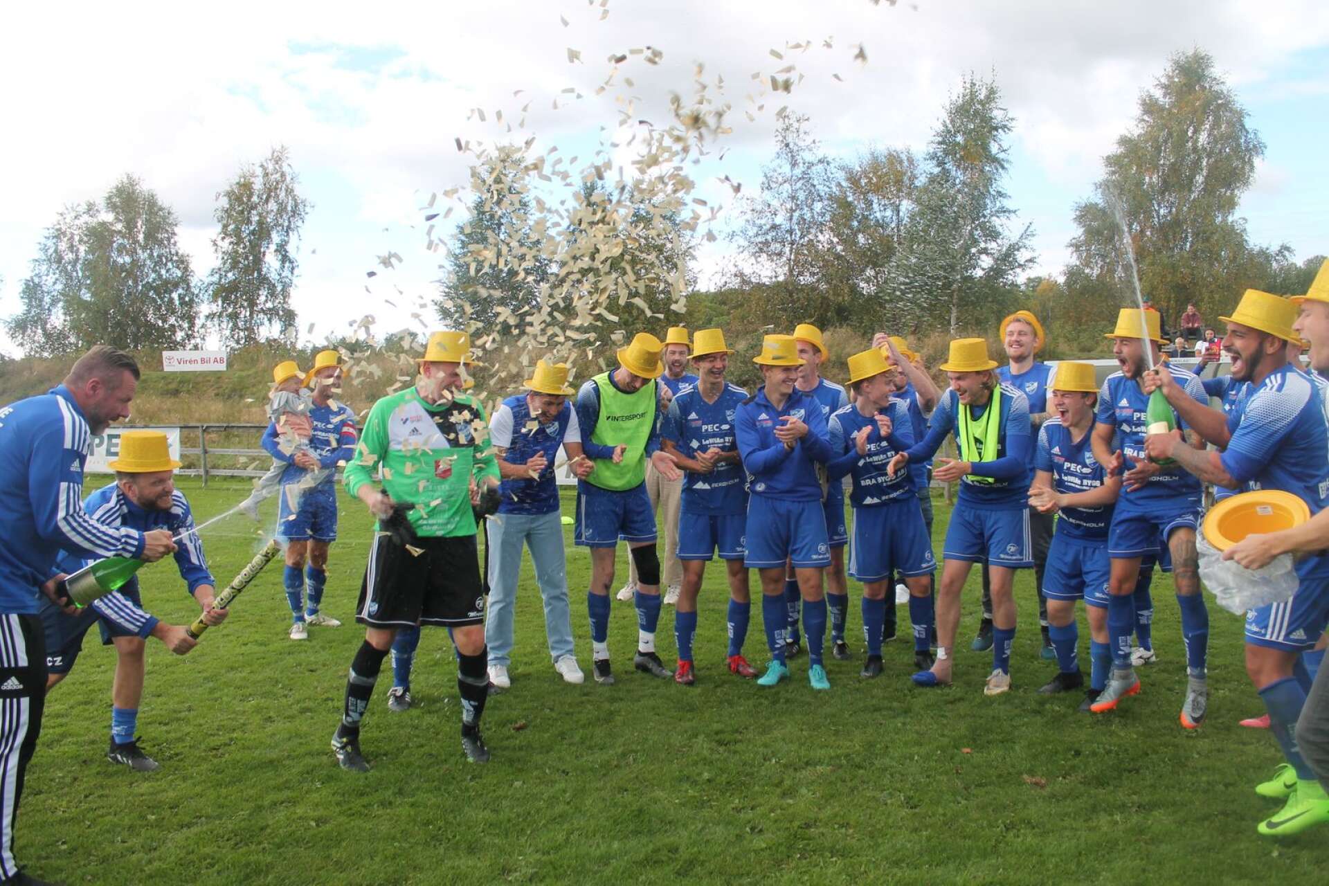 Så här roligt hade IFK Ölme under söndagen. Serieseger i division 7 östra Värmland.