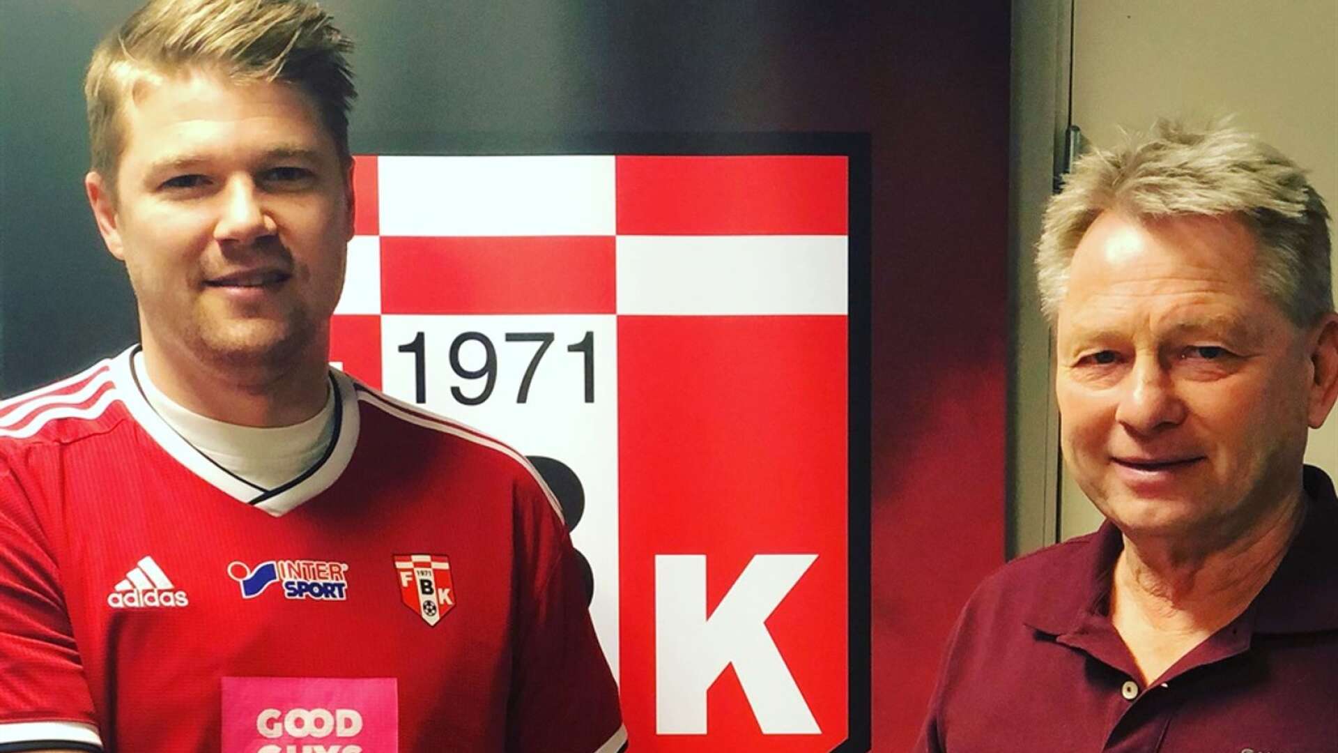 Erik Nilsson är klar för spel i FBK Karlstad där Ulf Johansson sitter i sportgruppen.