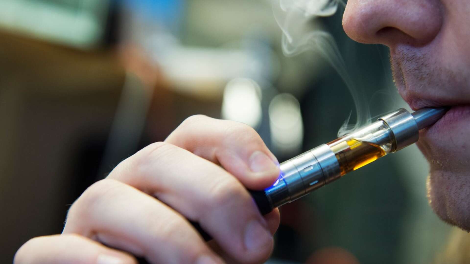 E-cigaretter blir allt vanligare. Undersökningen visar att andelen användare har tredubblats sedan 2019, från 7 till 21 procent. I Hjo rör det sig om 18 procent.