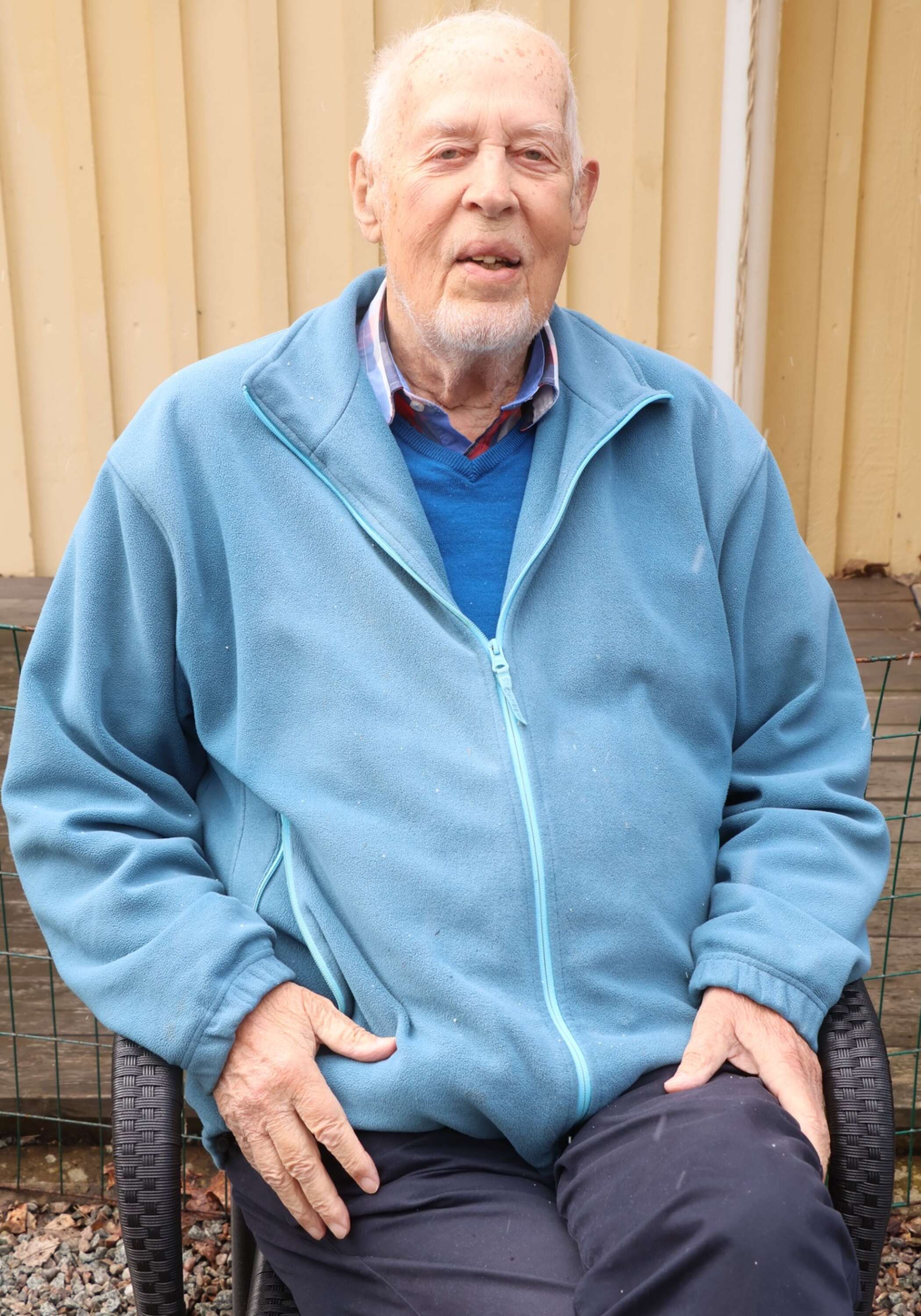 Nils Josefsson har all anledning att sitta still och vila när han nu fyller 90.