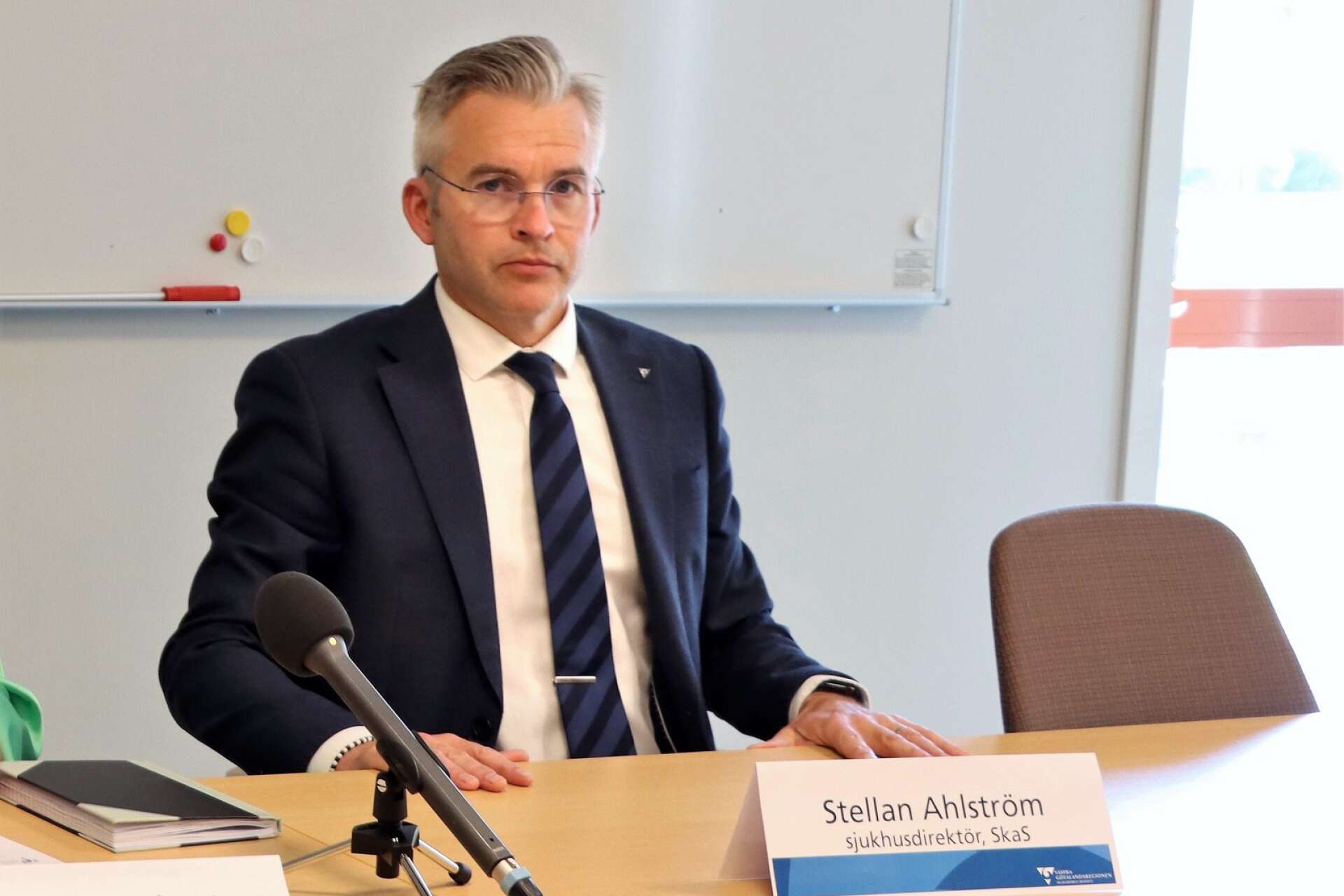 Stellan Ahlström säger att han haft både ekonomi och patientsäkerhet för sina ögon när han föreslagit de förändringar i utbudsorter som nu ligger på sjukhusstyrelsens bord.