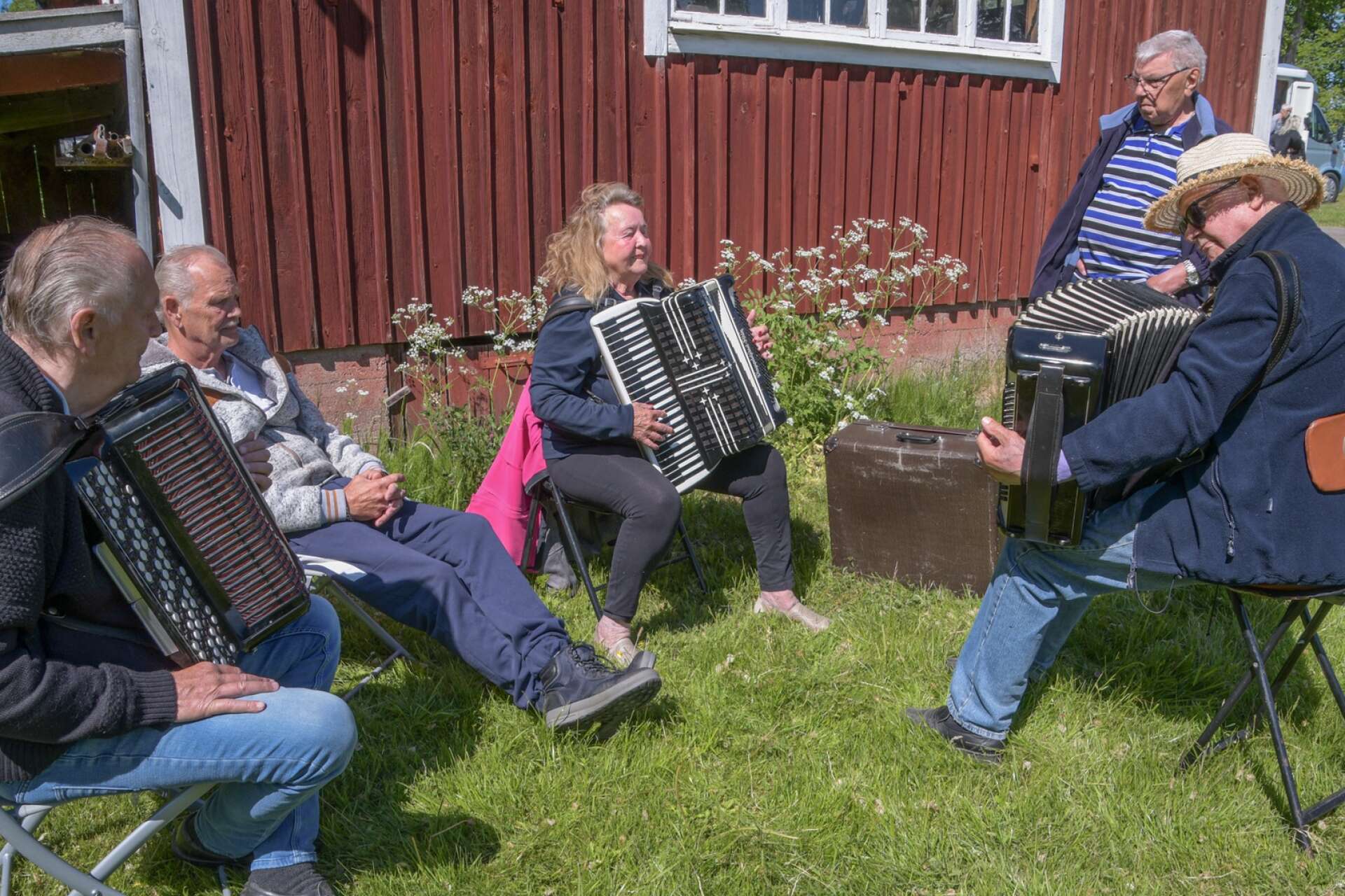 Estrid Eliasson med vänner är på plats i god tid för att buskspela.