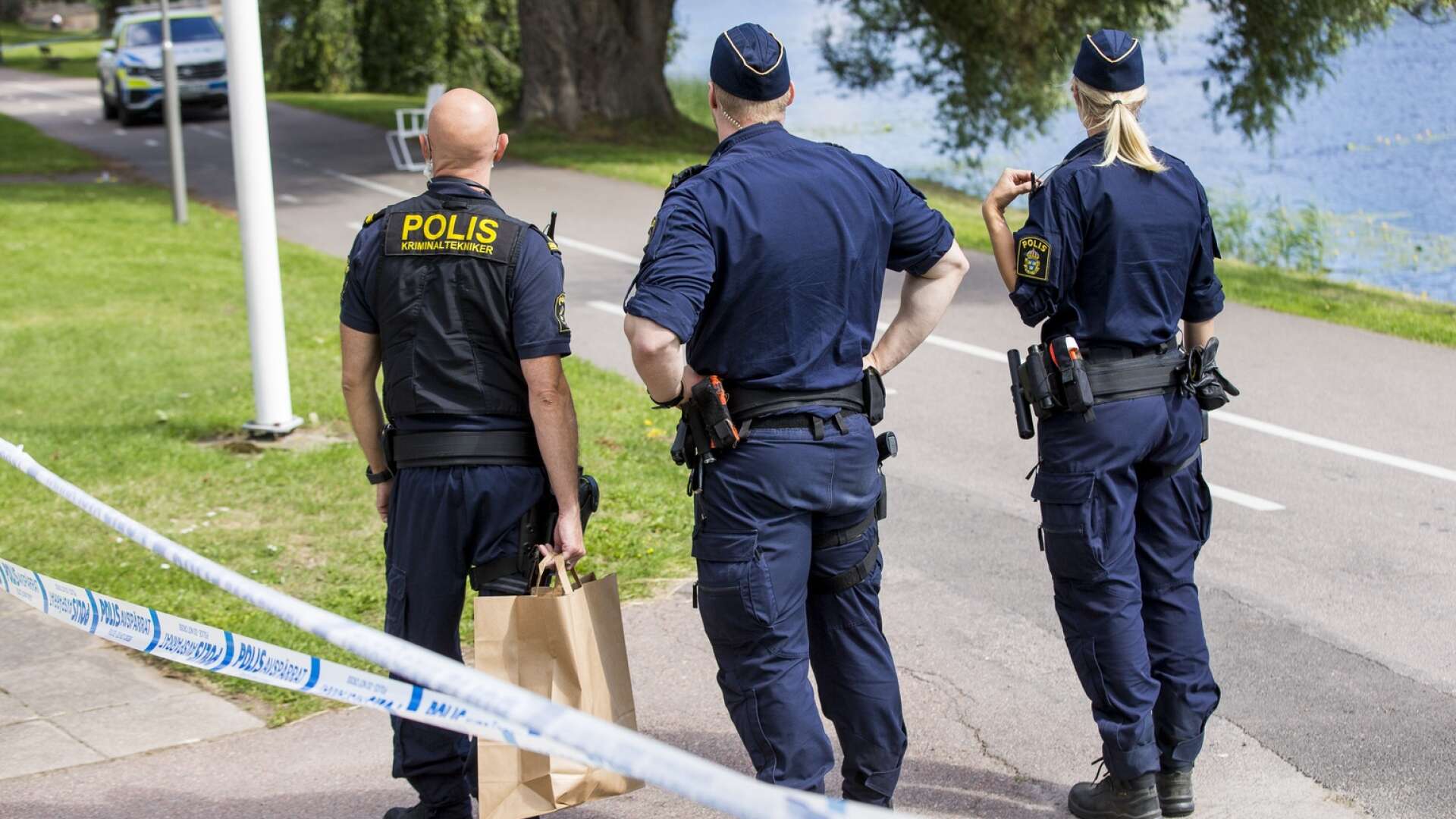 Skottlossningen mot mannen i 30-årsåldern misstänks ha koppling till ett stort slagsmål på Gubbholmen i Karlstad.