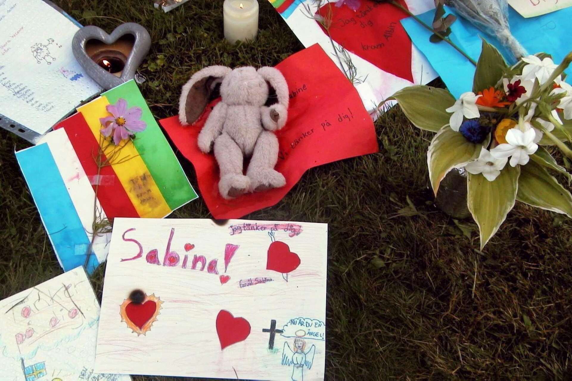 Hundratals människor la ned blommor, gosedjur och tända ljus utanför Gategårdens förskola till minne av Sabina.