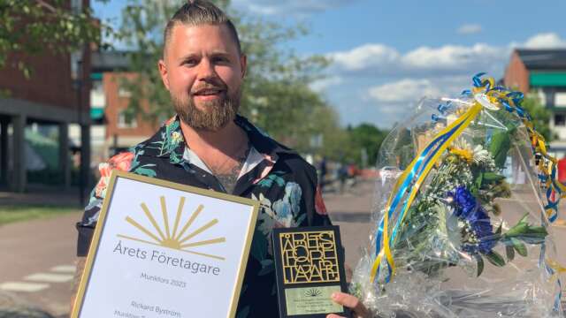 Rickard Byström utsågs till Årets företagare i Munkfors 2023, bland annat för sitt entreprenörskap och hur han vågar satsa i en liten ort.