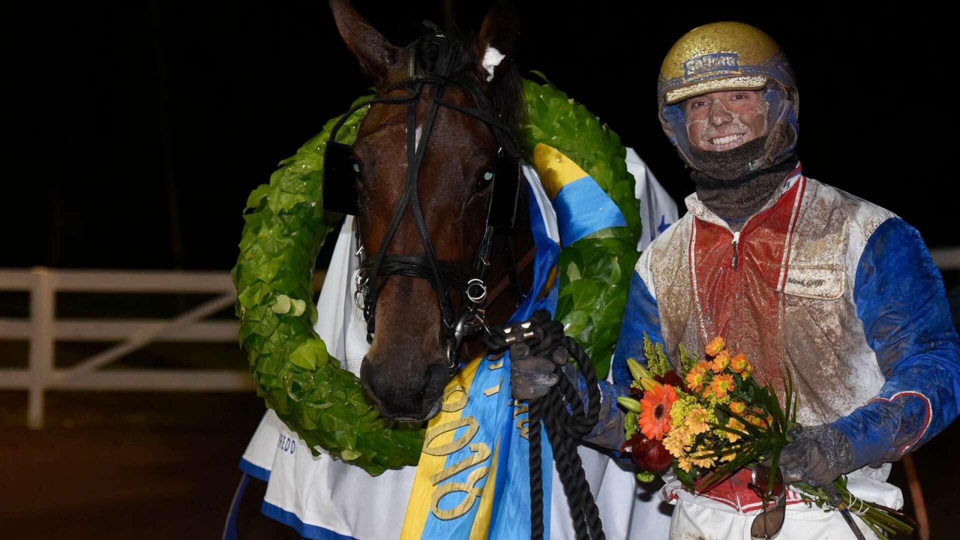 Björn Goop blev historisk på måndagskvällen. Han är nu Sveriges segerrikaste kusk. Här med Fanny Chenal efter vinsten i Sikta Mot Stjärnorna på Mantorp.