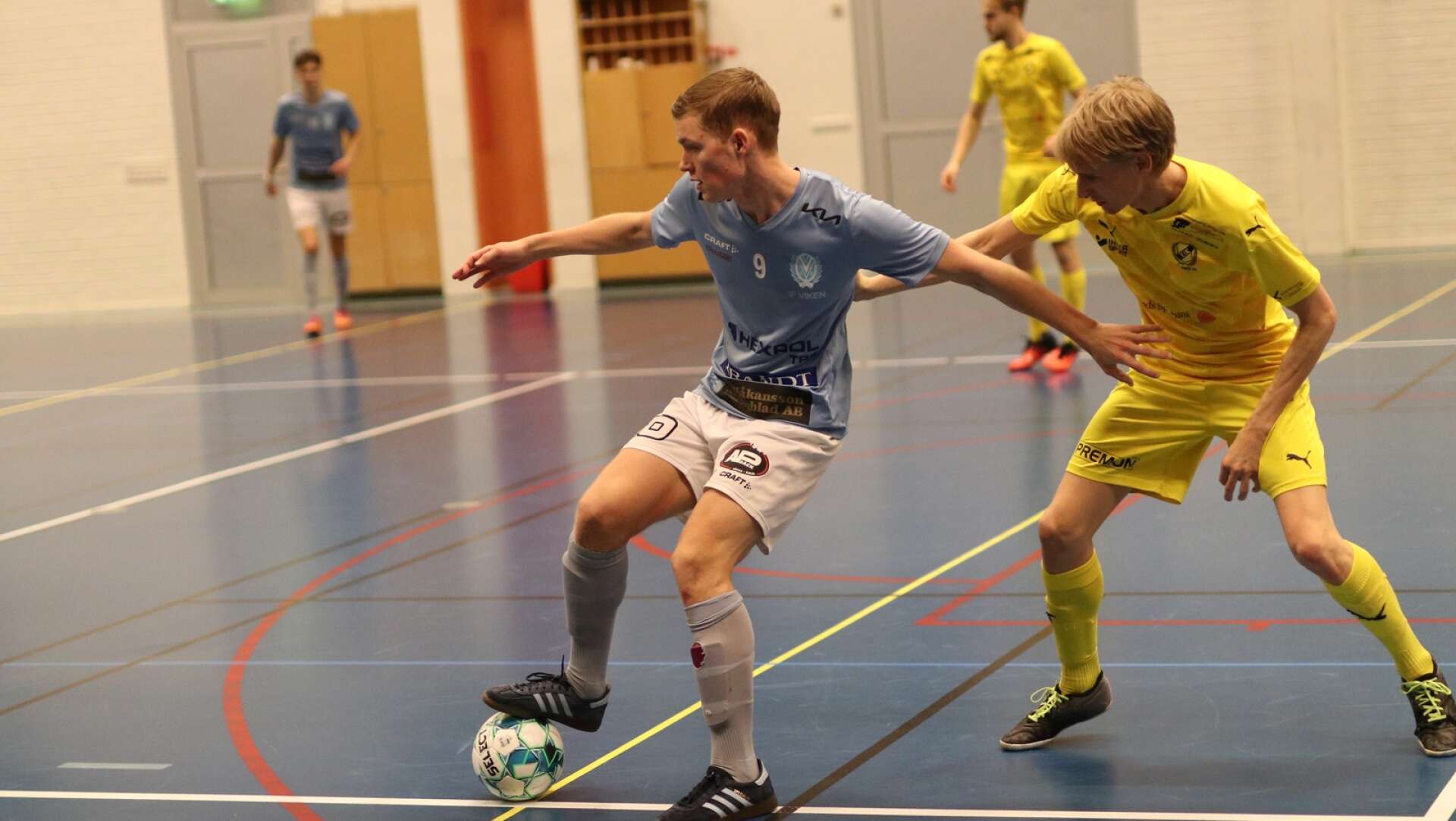 Vikencupen i futsal spelades igen efter två års uppehåll. Arrangörsklubben IF Viken var bäst och vann, efter semifinalseger mot Säffle och finalvinst mot Ellenö IK. Här Emil Eldh i Viken i matchen mot Ellenö.