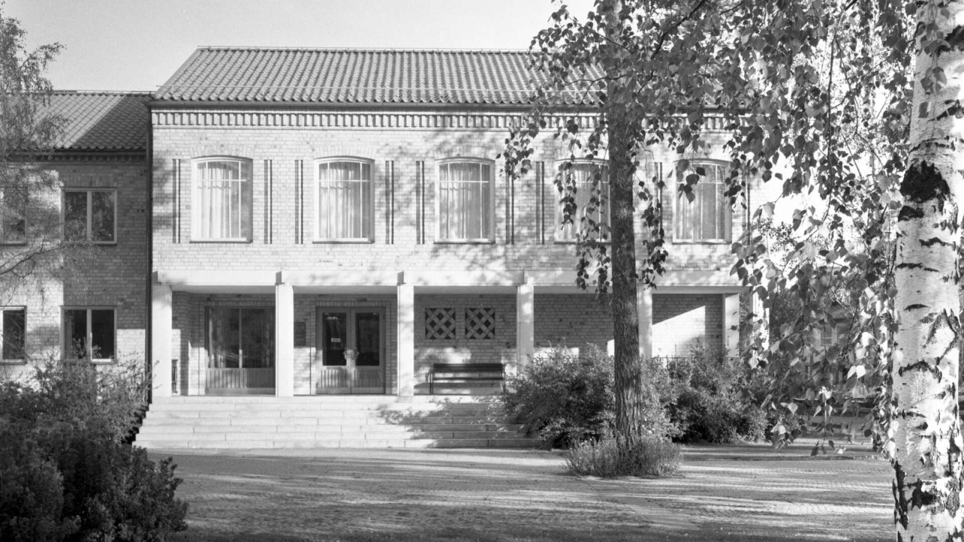 Hammarö kommunhus i Skoghall invigdes 1957. Den kommunala administrationen hade 1925 flyttat sina sammanträden och verksamhet från sockenstugan till ett särskilt kommunalhus i tätorten. Det första kommunalhuset byggdes 1927 i Skoghall och ligger i dag mitt emot det nuvarande kommunhuset, vid Bruksgatan. Bilden är tagen 1960. 