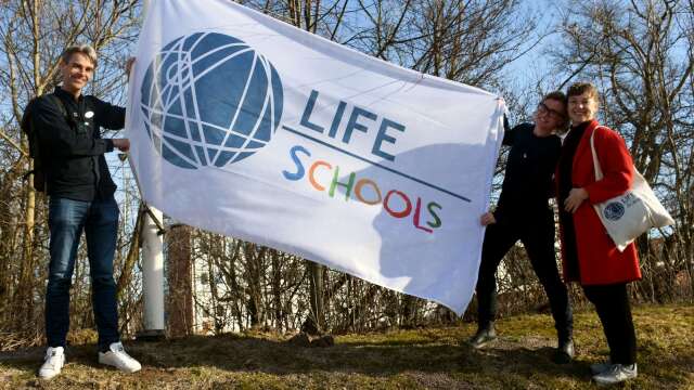 Life-flaggan hissas av Magnus Köpman, LHU-koordinator (Lärande för hållbar utveckling), och lärare i biologi och kemi, samt Therese Rosenblad och Sara Jansson från Life academy.