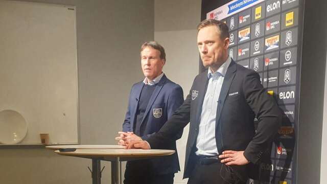 En sammanbiten Karl Helmersson, närmast kameran, bredvid Djurgårdens tränare Karl Helmersson i samband med presskonferensen.