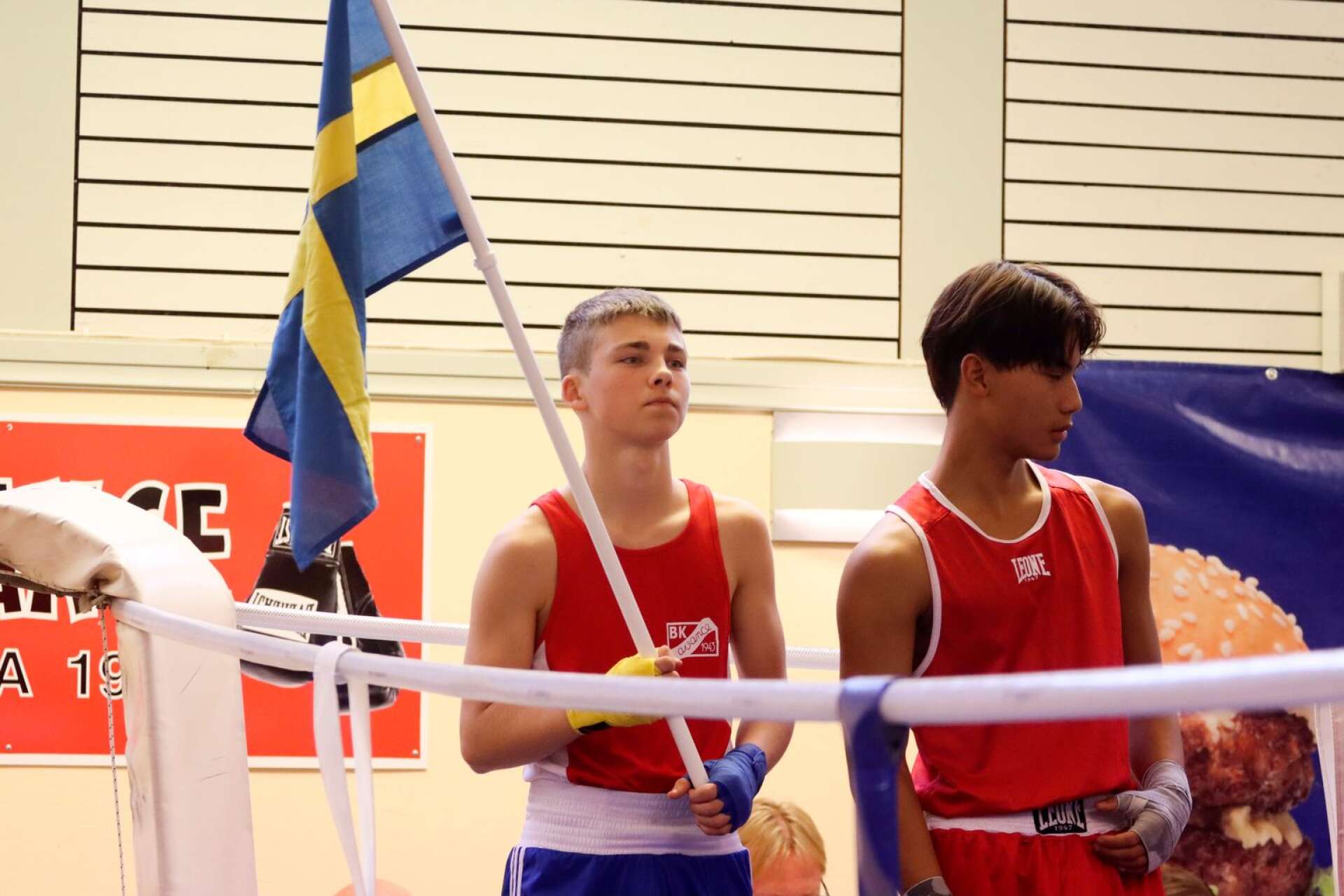 David Ristov höll den svenska flaggan under invigningen av lagkampen och nationalsången. 