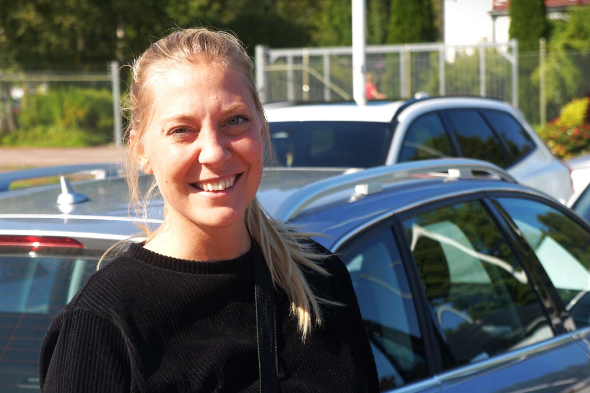 Evelina Pettersson, 32, bytte ut dieselbilen mot en laddhybrid bland annat på grund av drivmedelspriserna.