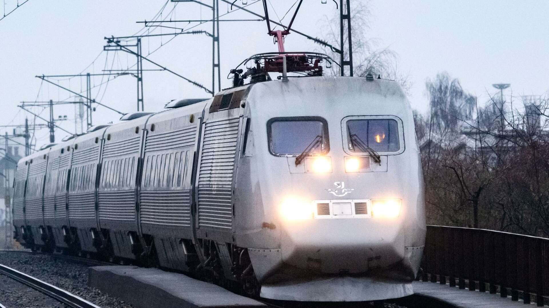 En höghastighetsbana mellan Stockholm och Oslo skulle kunna stå klar 2040 och kapa restiden till under fyra timmar, enligt en utredning av ländernas trafikverk.