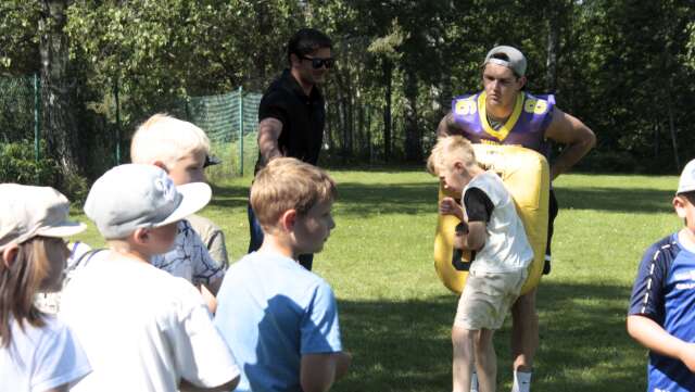Att tacklas mot Hayden Aims som spelar i Karlskoga Wolves var uppskattat av barnen. 