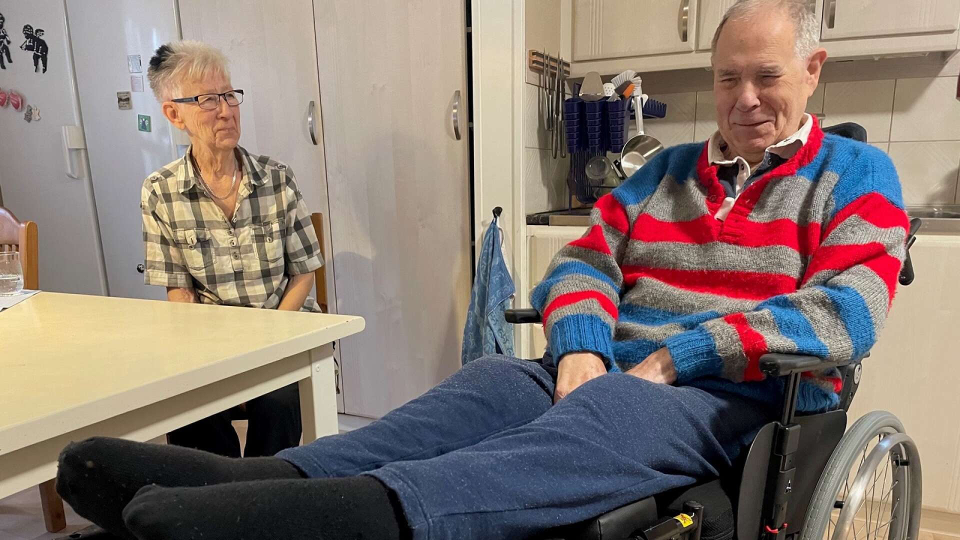 Karl-Erik Moberg har brutit bägge benen efter en rullstolsolycka. Han och hustrun Siv håller dock andan uppe. ”Vad annars ska man göra?”