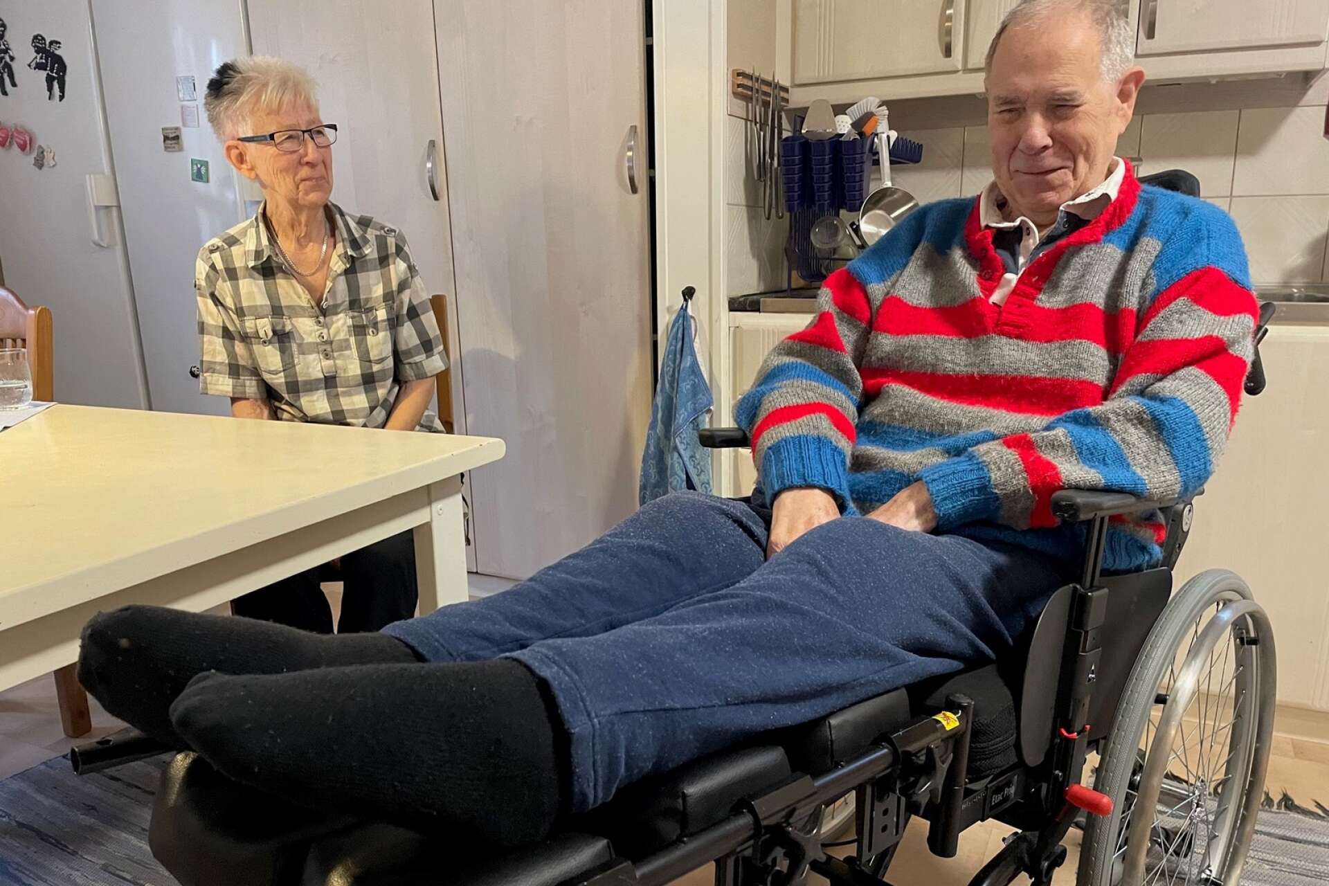 Karl-Erik Moberg har brutit bägge benen efter en rullstolsolycka. Han och hustrun Siv håller dock andan uppe. ”Vad annars ska man göra?”