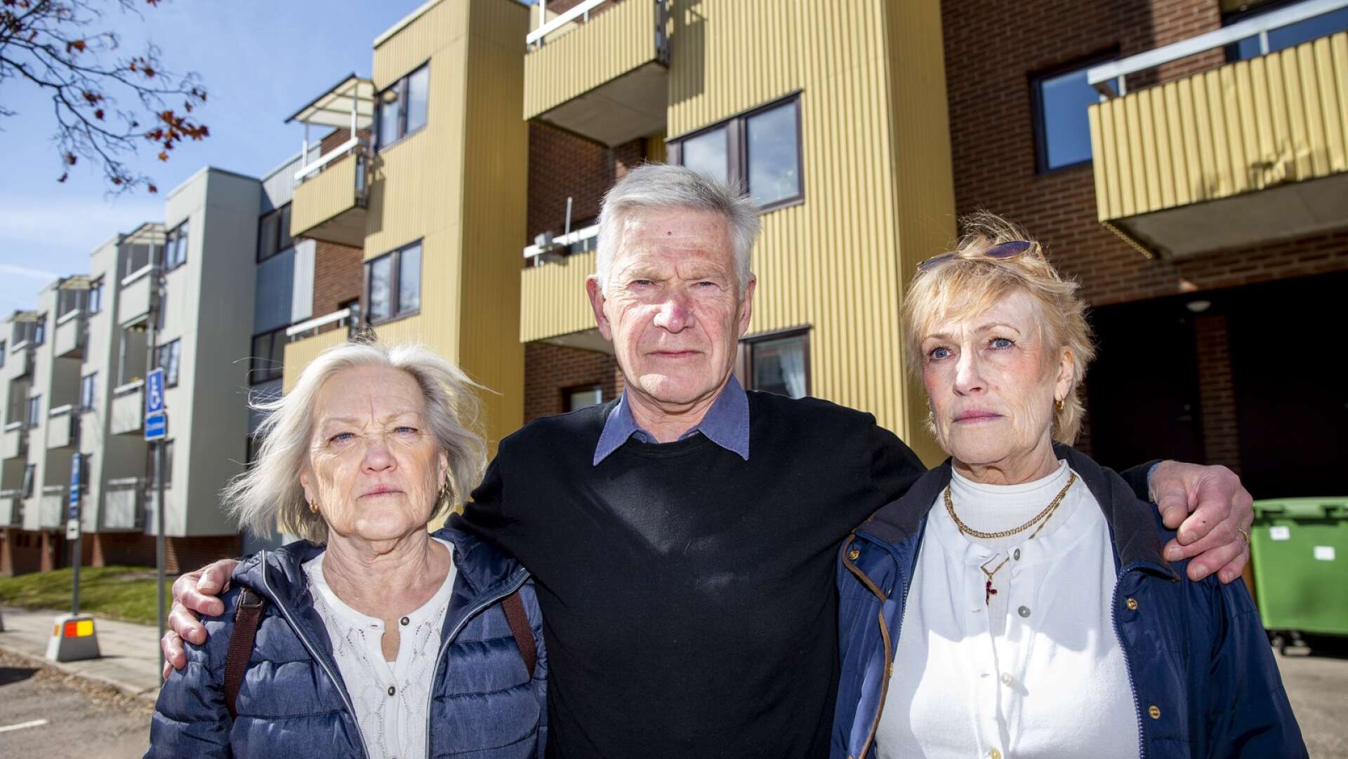 Om några veckor tvingas deras snart 92-åriga mamma att lämna servicehuset i Arvika. Syskonen Haidi Perlström, Hans Carlberg och Karin Carlberg-Magnell tycker det är under all värdighet att behandla de äldre så.