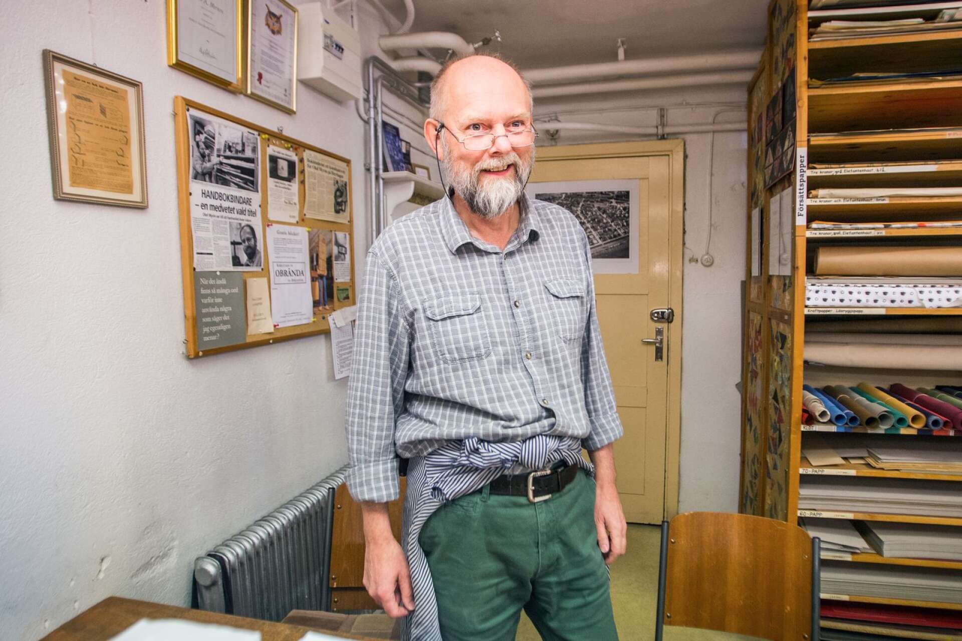 Olof A. Myrin firar 30 år som bokbindare i Karlstad.