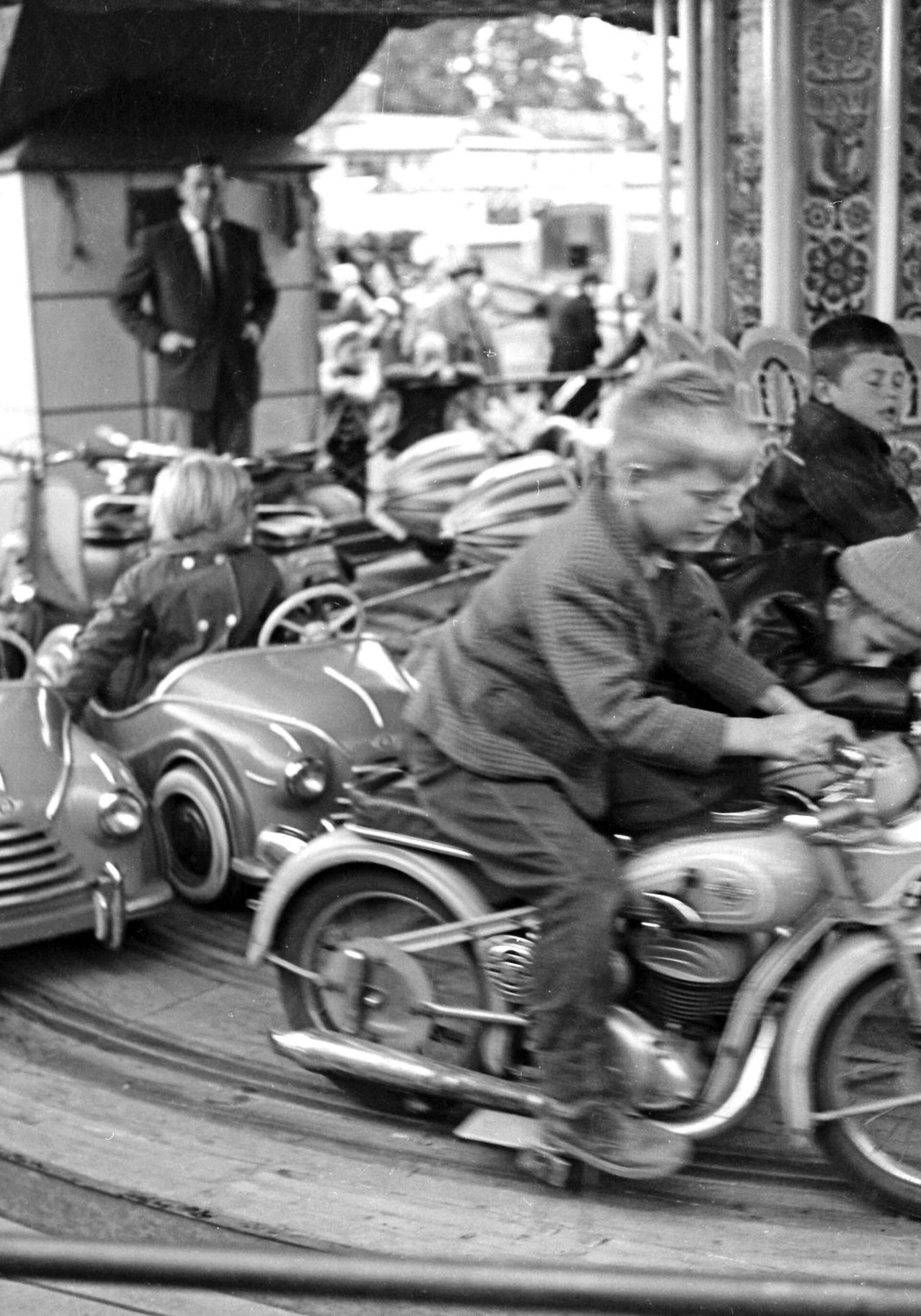 Karuseller i olika former har alltid varit ett självklart inslag i ett tivolis utbud. Den här bilden skall vara tagen 1957 på Nytorget. 