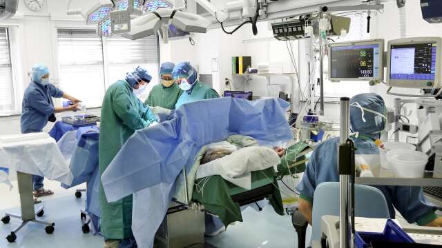 Ortopedläkarna i Lidköping räcker inte till för alla uppdrag när sjukhuset ska satsa på ett utökat uppdrag av protesoperationer. Alla akuta operationer har därför flyttats över till Skövde för att ge mer tid för planerade operationer.