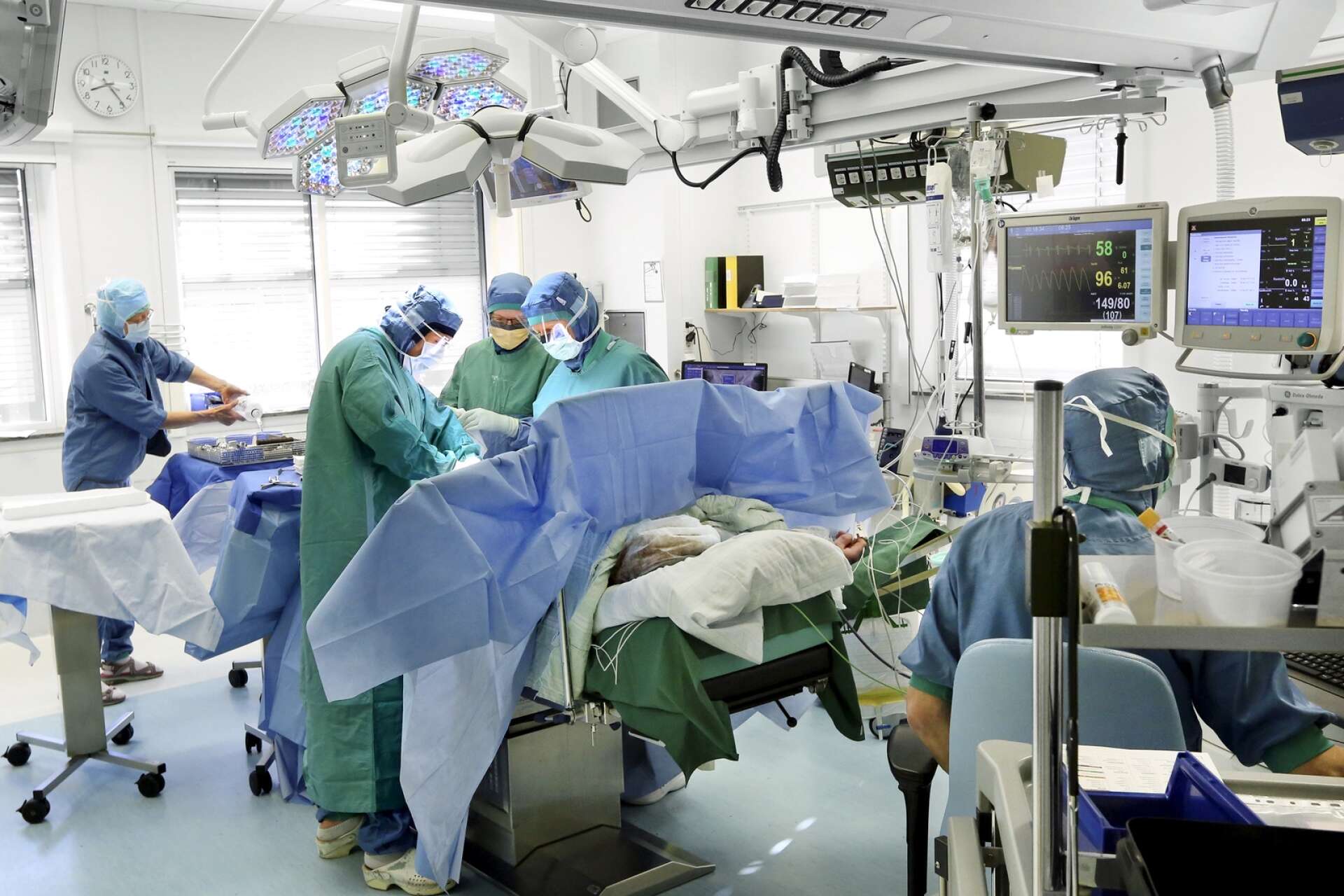 Det är oerhört viktigt med sterila instrument vid till exempel en höftoperation. Nu utreds möjligheten att låta alla instrument rengöras i Skövde. Därmed skulle sterilcentralen i Lidköping läggas ner.