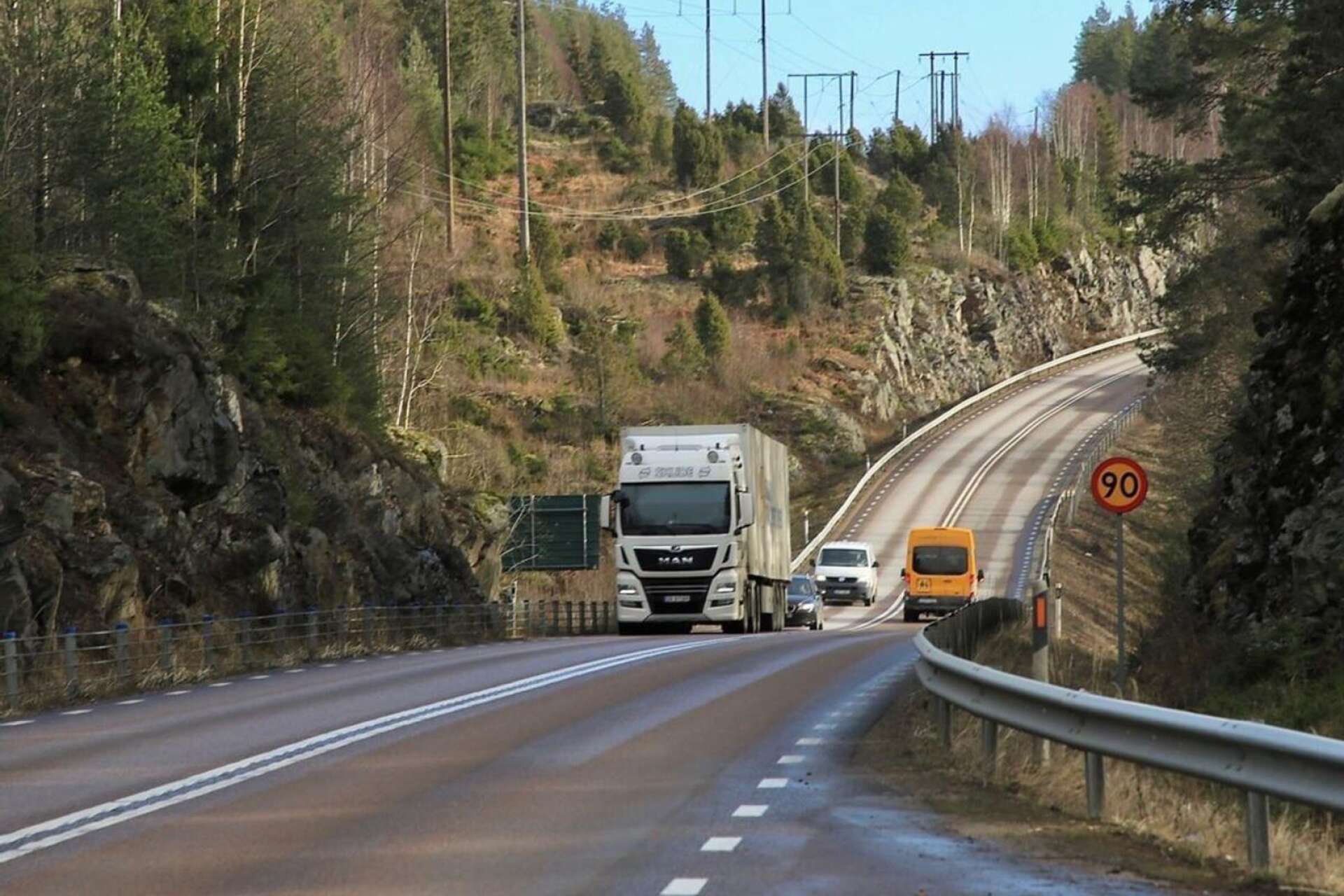 Sträckan Töcksfors-Bäckevarv är den sämsta på E18 i Värmland. Om ett antal år ska den byggas om till 2+1-väg, men bara 224 miljoner kronor av den beräknade byggkostnaden på cirka 750 miljoner har finansierats i den nationella infrastrukturplanen.